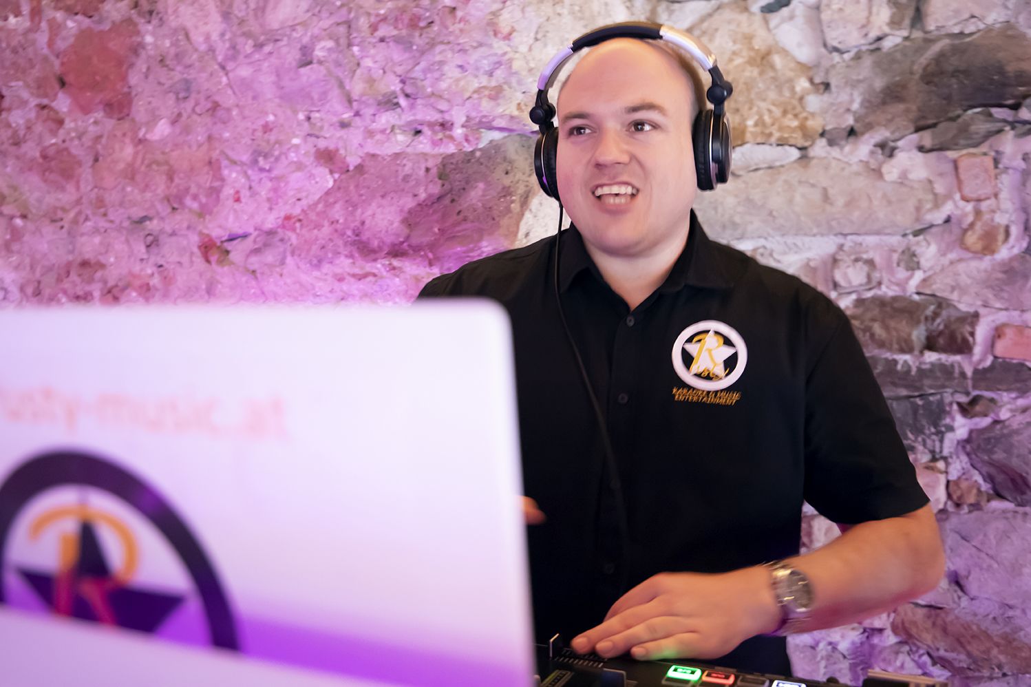 Rusty Karaoke & Music Entertainment Premium Hochzeits-DJ für Ihren großen Tag