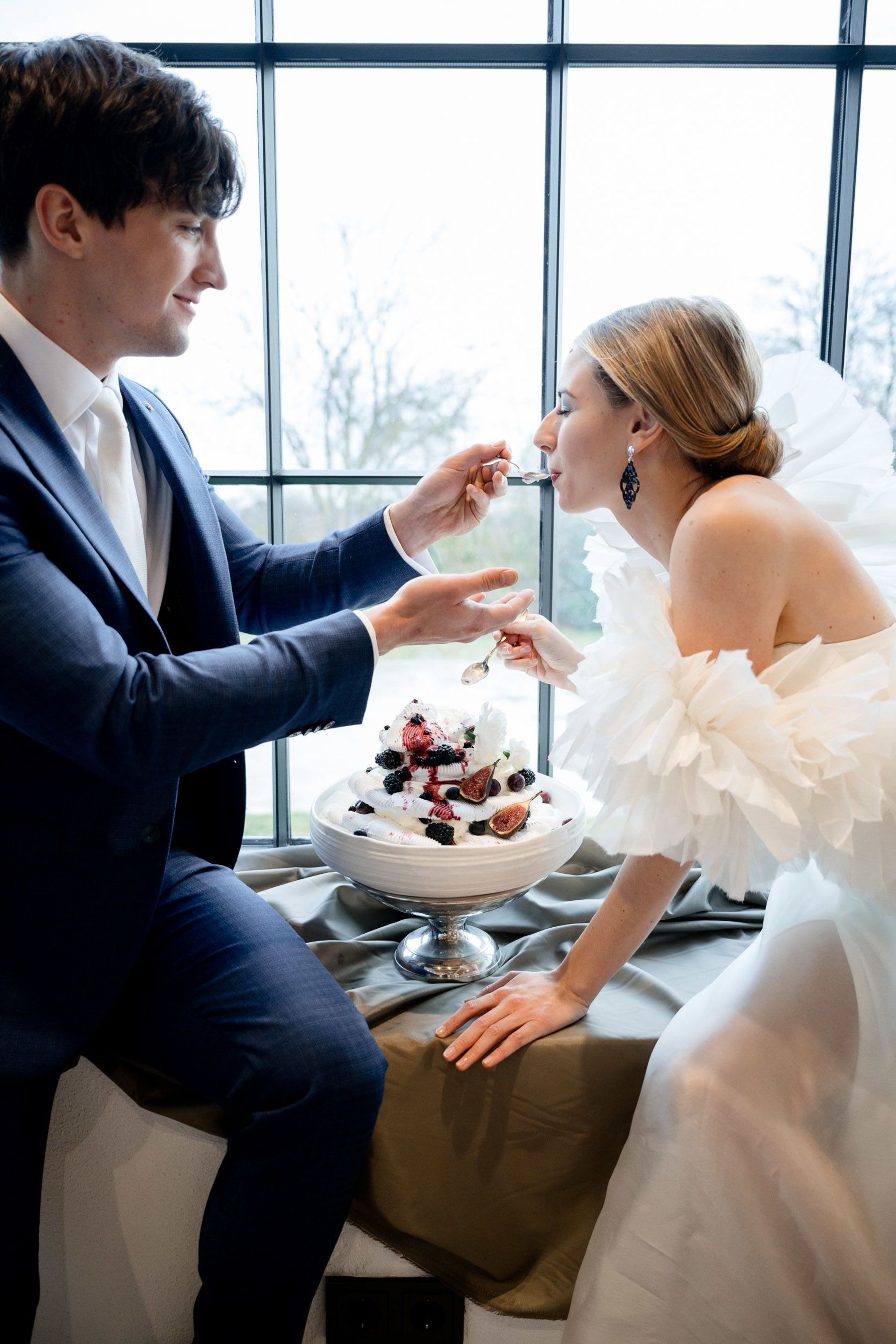 Brautpaar Laura & Felix mit Pavlova von Café Konditorei Träger