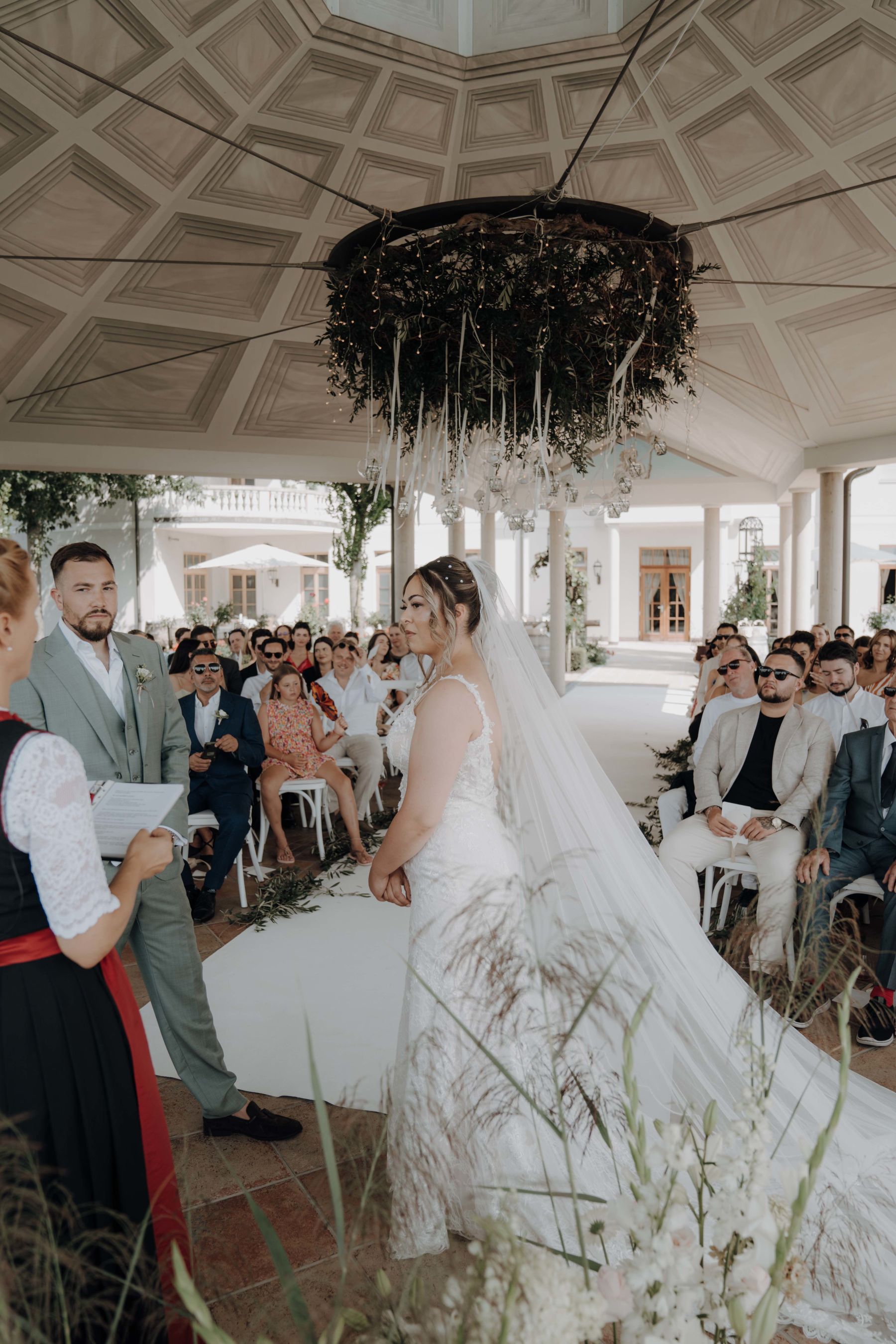 Trauung im Pavillon über den Weingärten im Weinschloss Thaller 