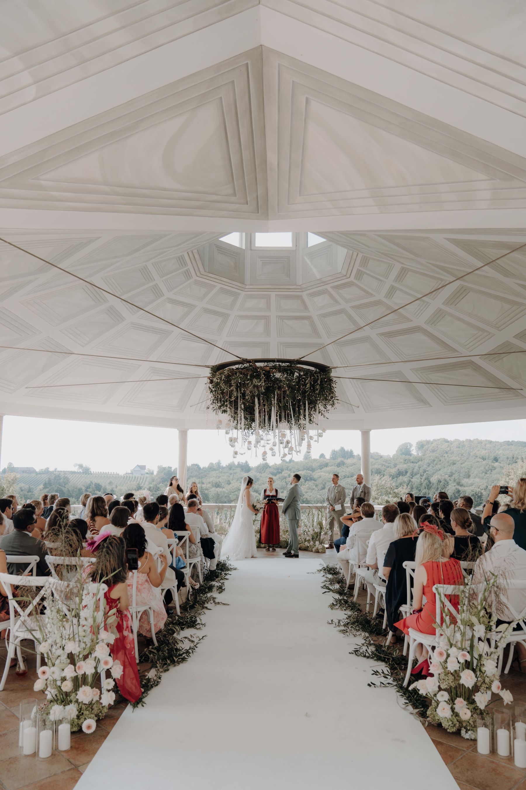 Pavillon über den Weingärten während der Trauung im Weinschloss Thaller