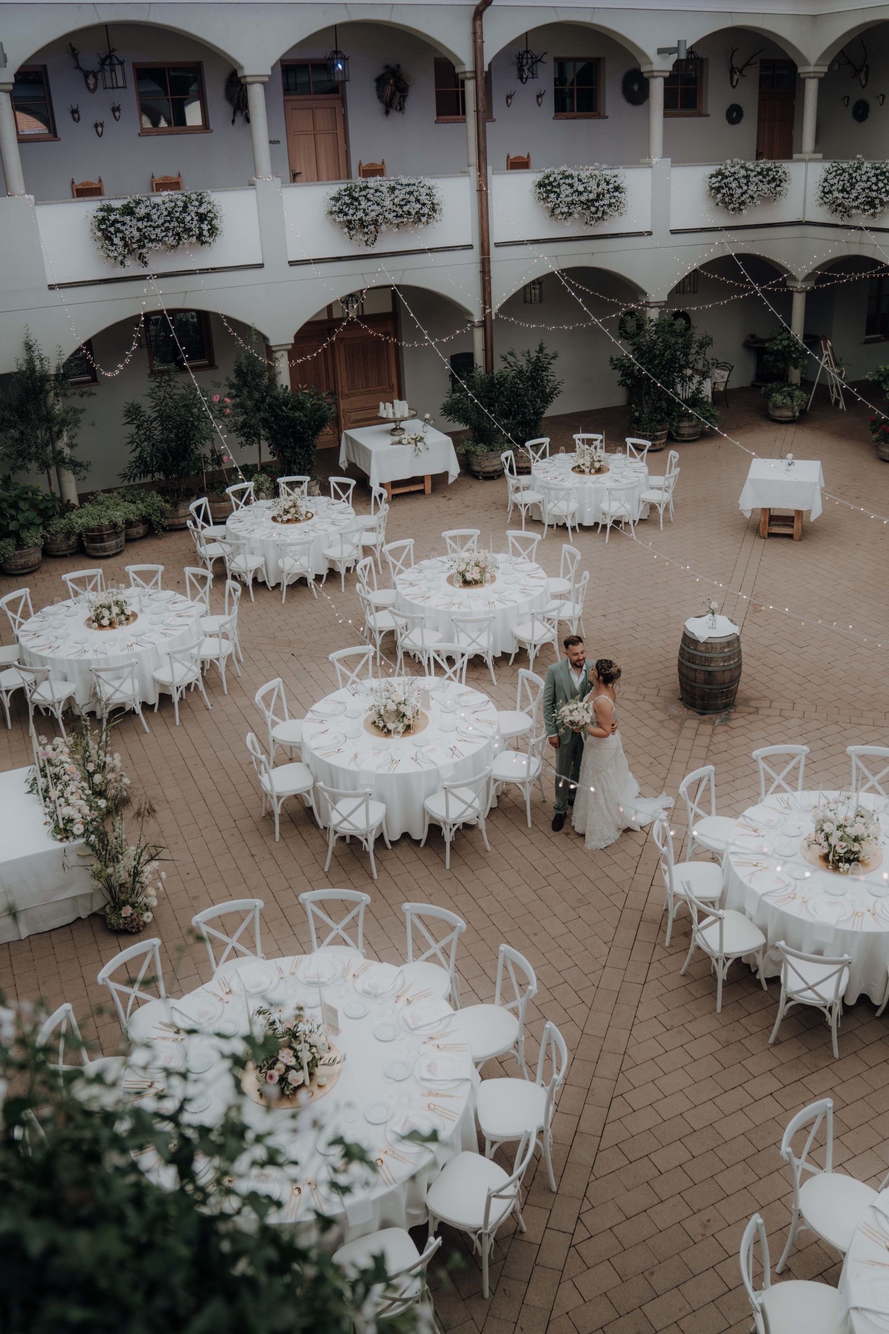  Innenhof in der Hochzeitslocation Weinschloss Thaller mit dem Brautpaar