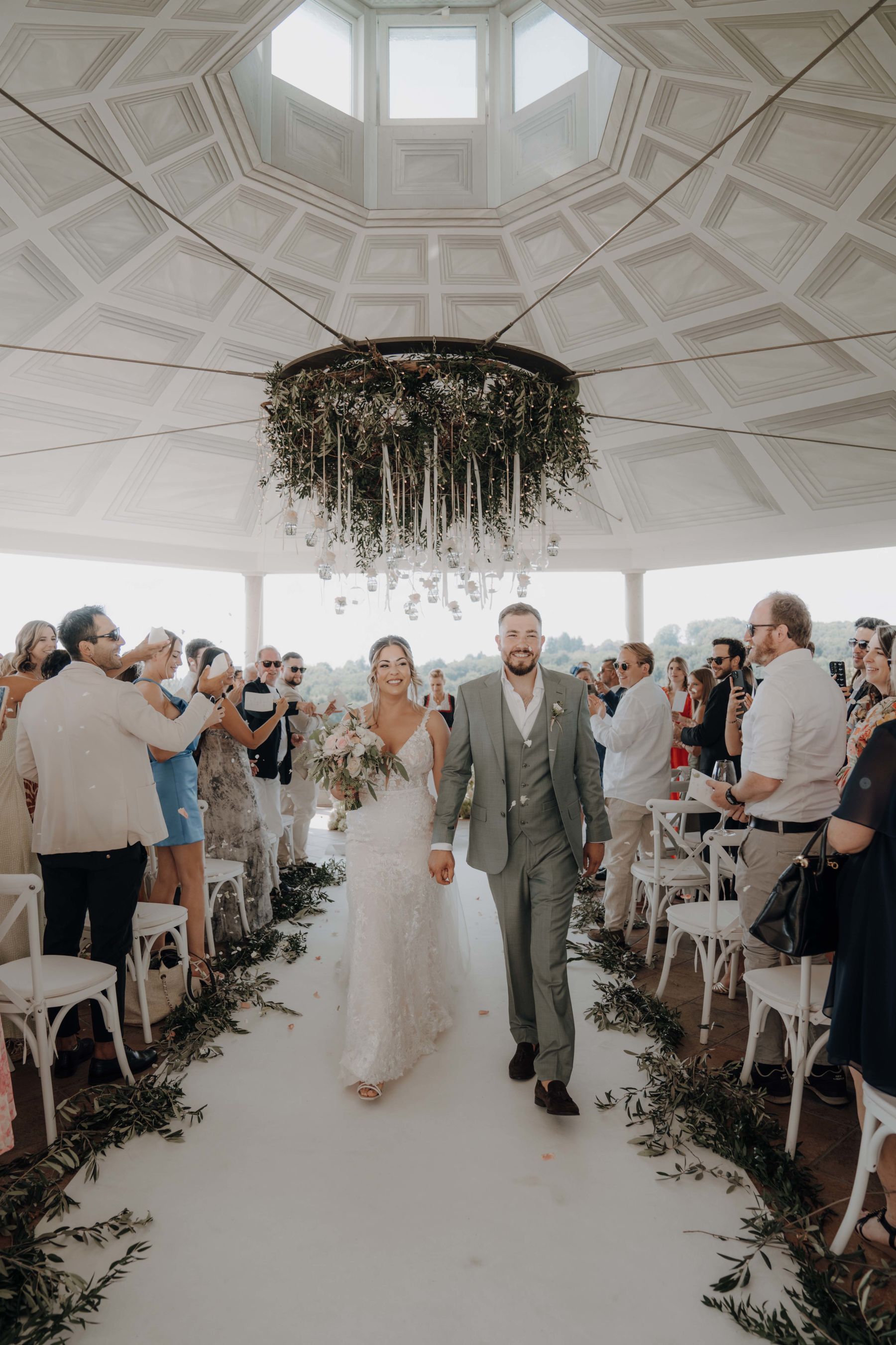  Auszug des Brautpaares aus dem Pavillon über den Weingärten im Weinschloss Thaller