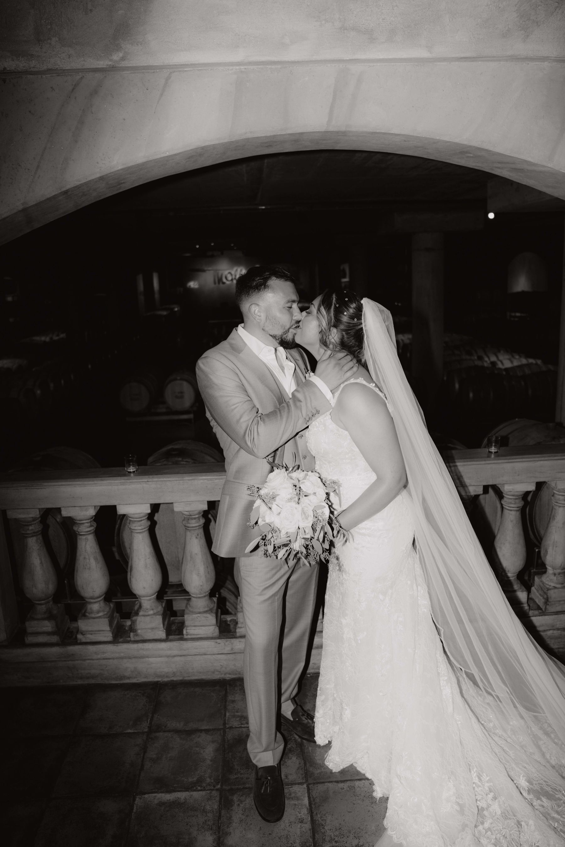 Brautpaar auf der Balustrade im Weinkeller