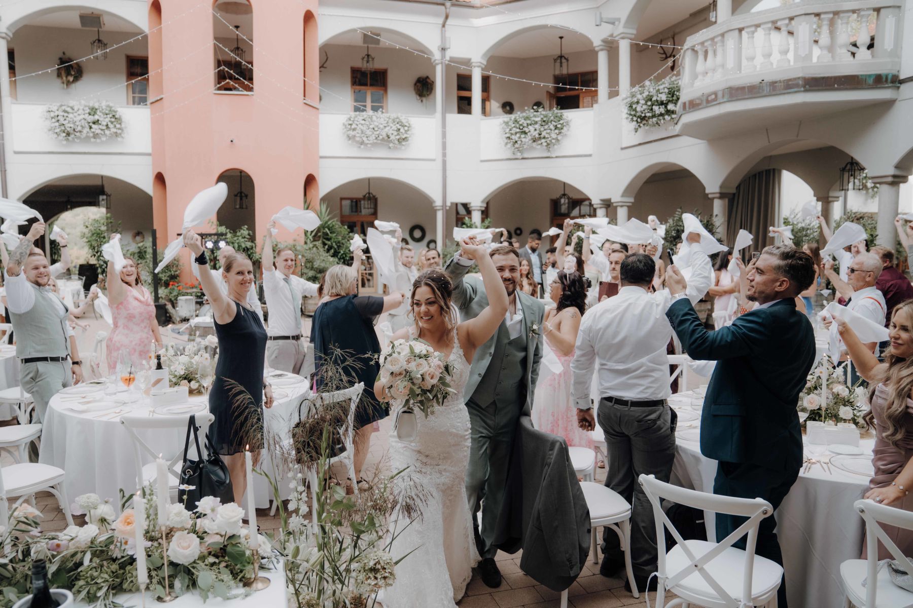 Brautpaar während dem Einzug zur Tafel im Weinschloss Thaller