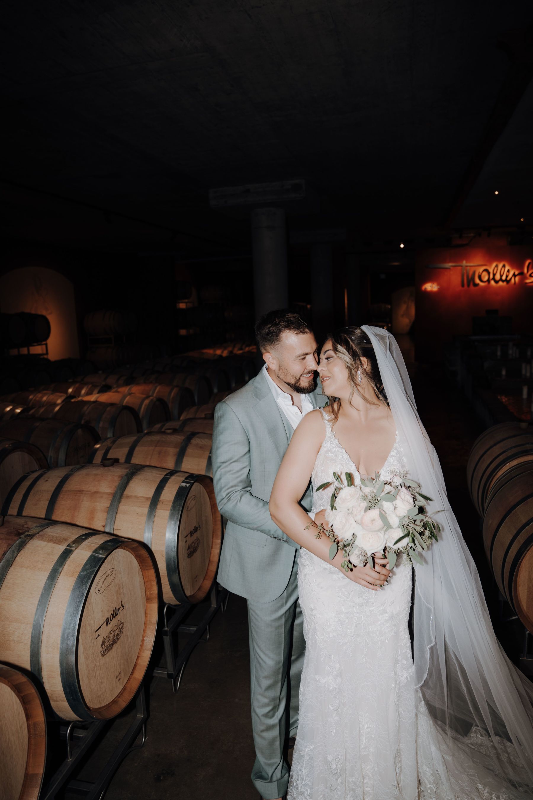 Brautpaar im Barriquekeller vom Weinschloss Thaller