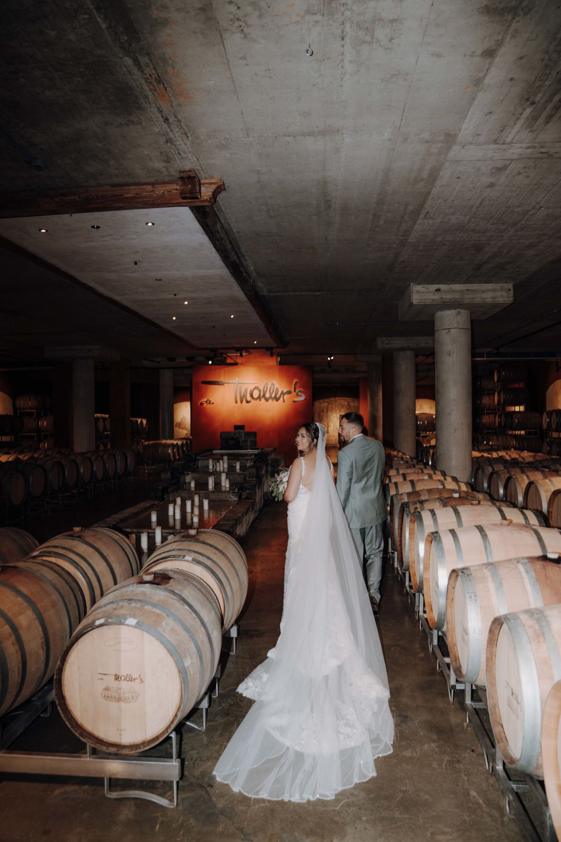 Brautpaar im Weinkeller vom Weinschloss Thaller