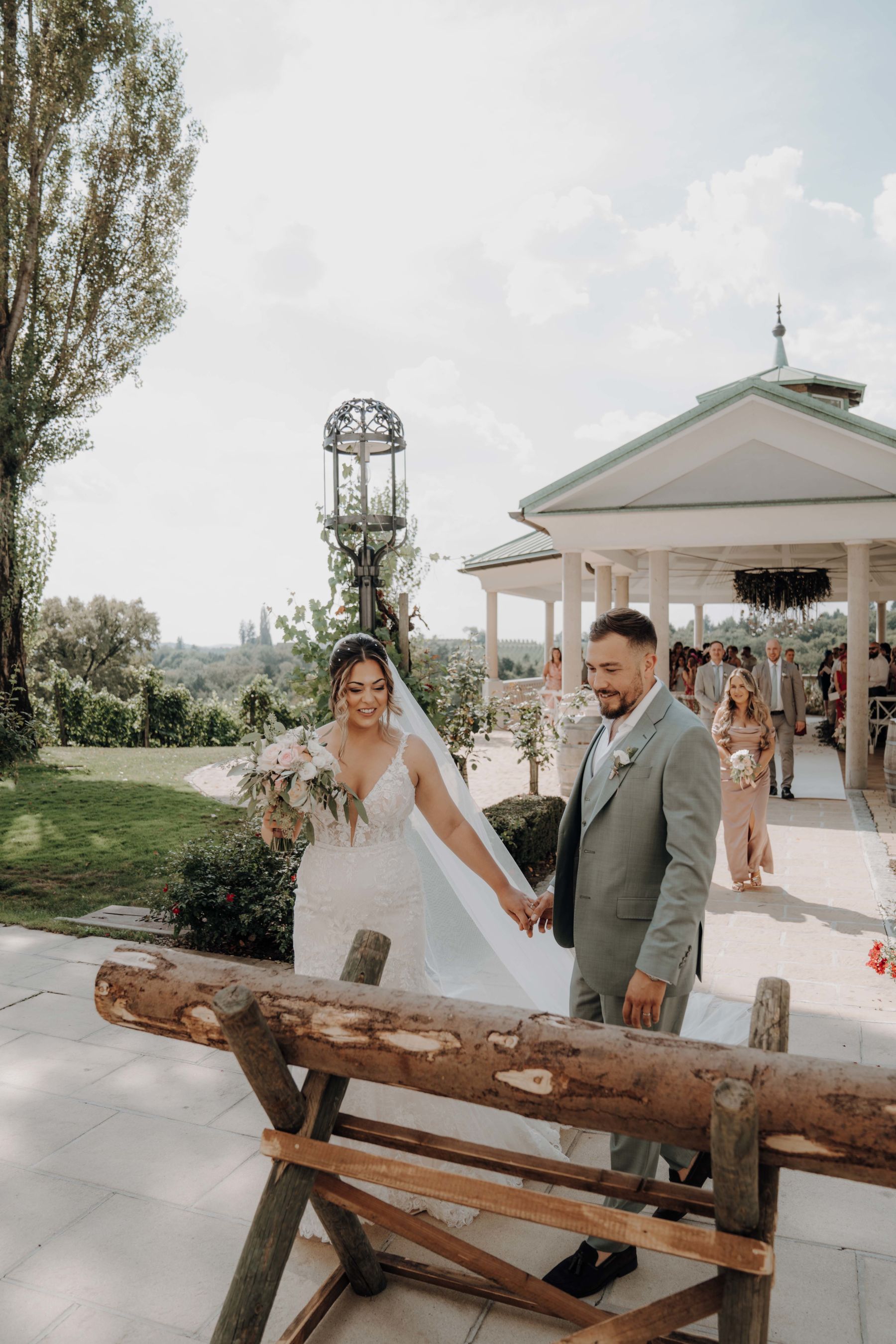 Brautpaar vor dem Pavillon im Weinschloss Thaller