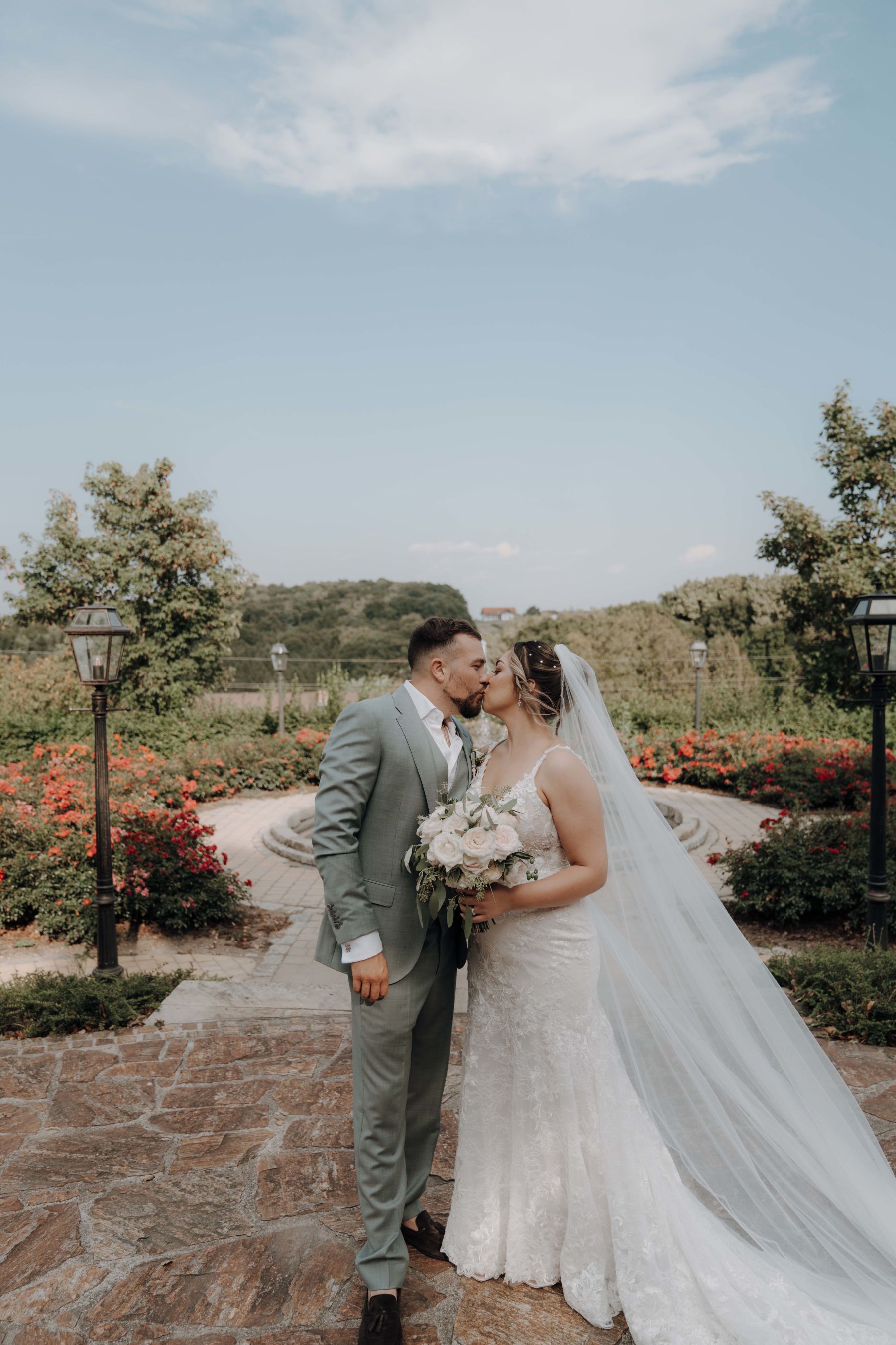 Brautpaar vor dem Springbrunnen im Schlossgarten von der Hochzeitslocation