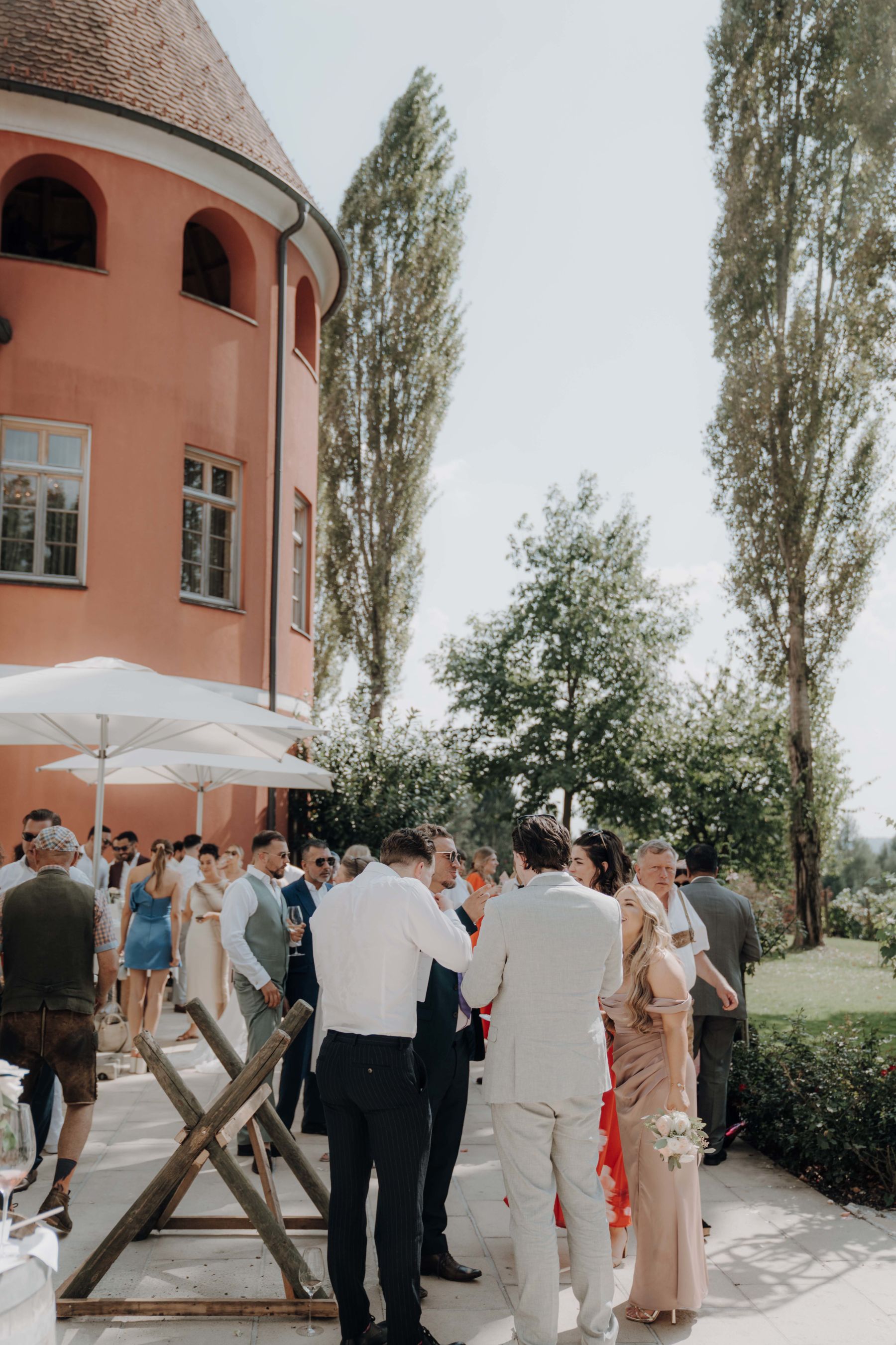 Aperitif auf der Weingartenterrasse vom Weinschloss Thaller