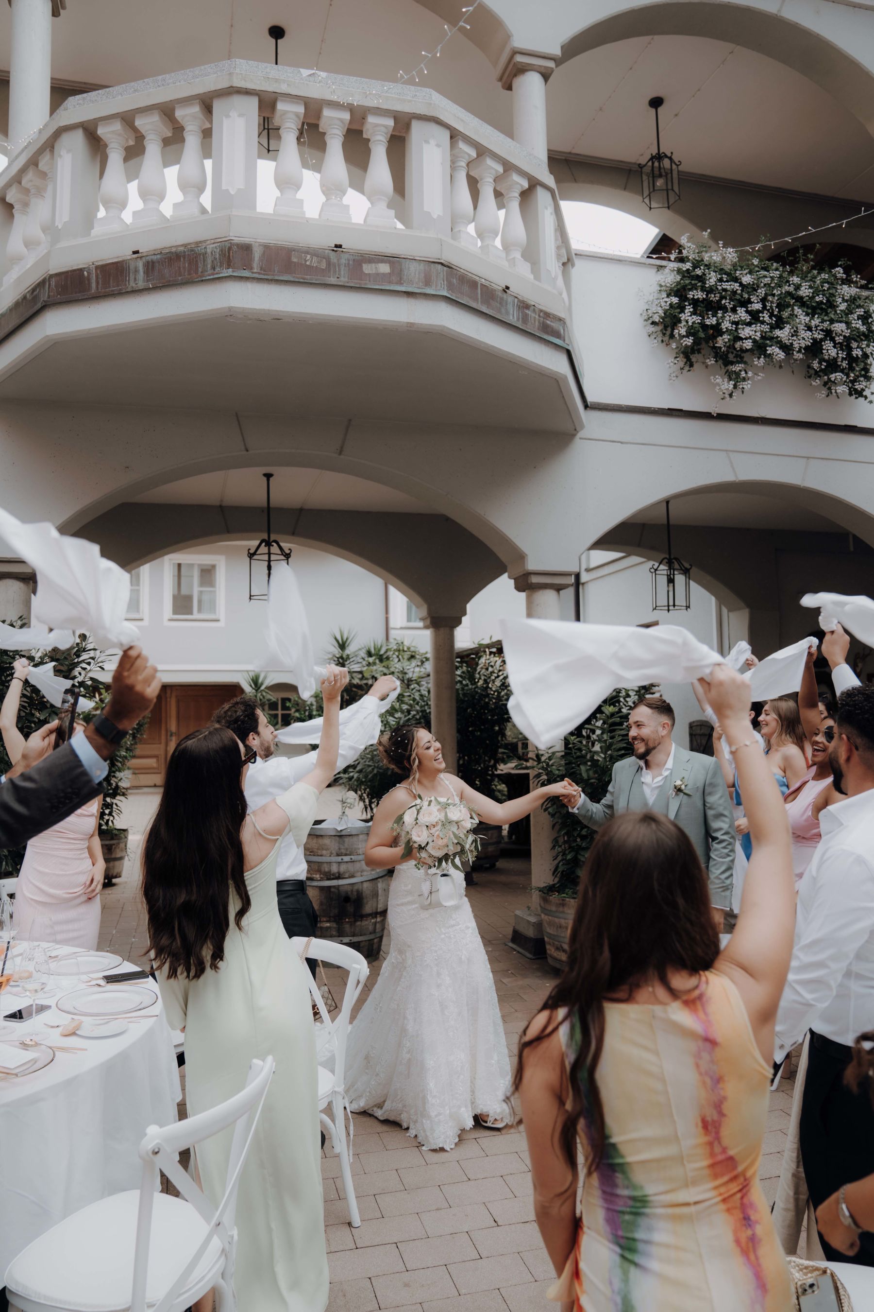 Einzug vom Brautpaar in den Innenhof vom Weinschloss Thaller
