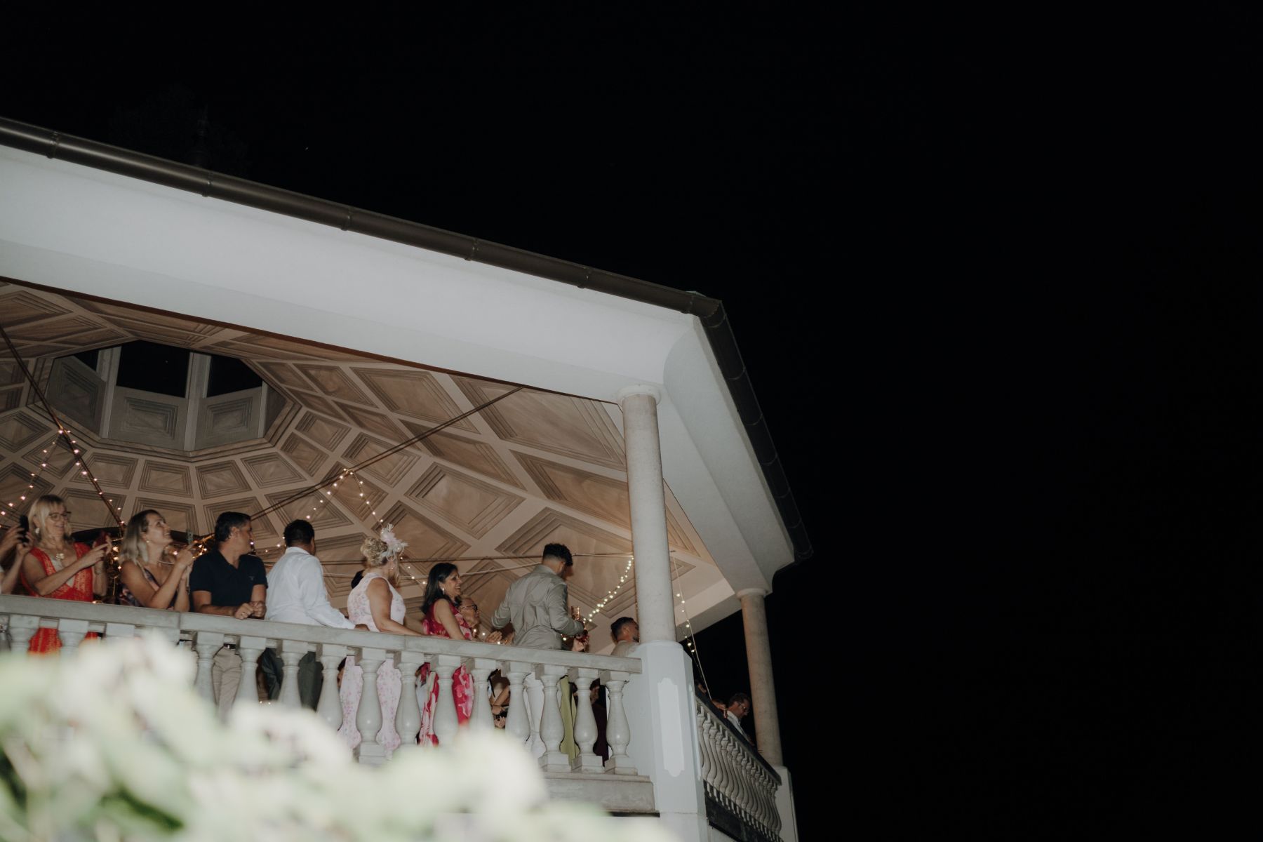  Gäste am Abend im Pavillon über den Weinbergen