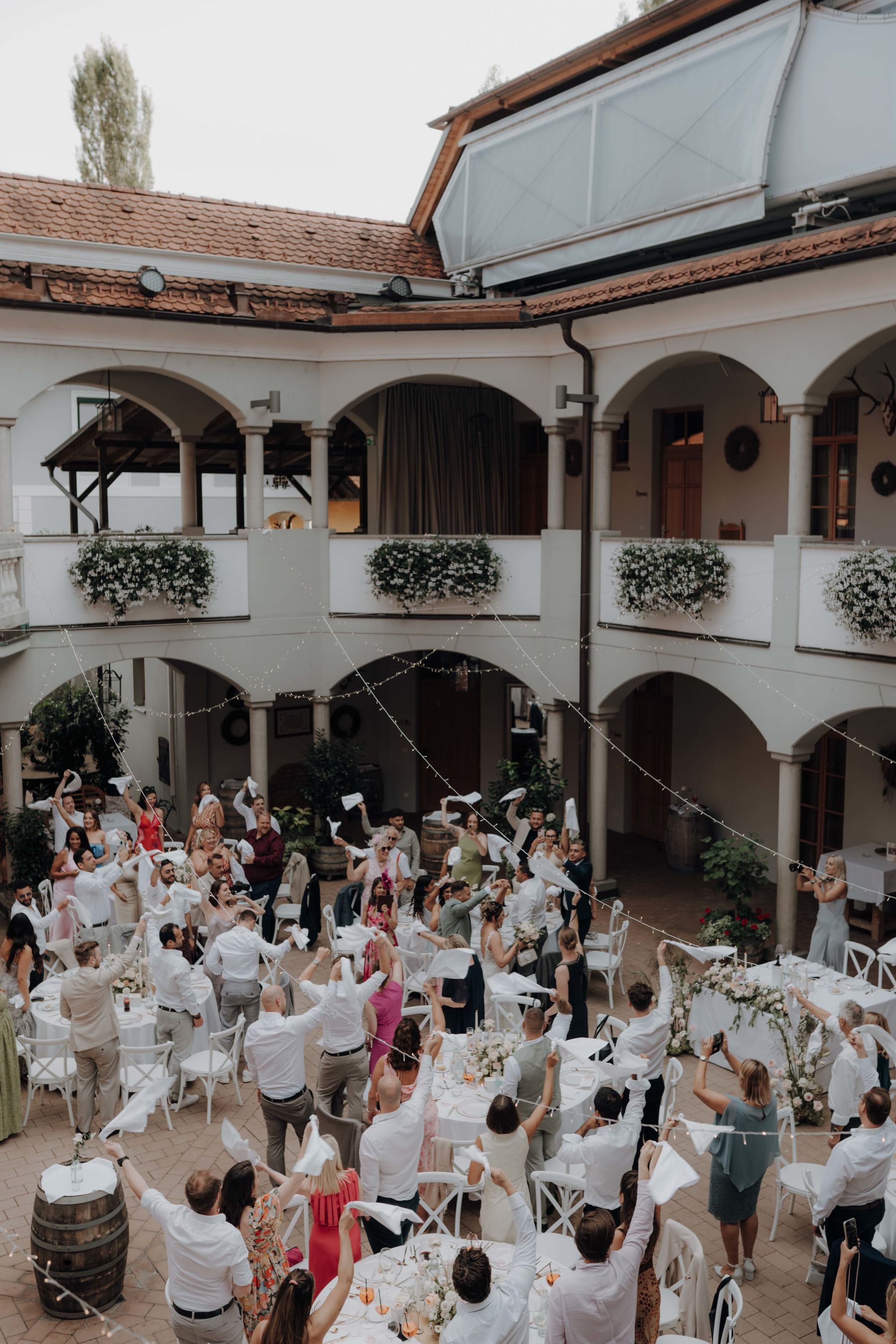 Gäste jubeln im Innenhof der Hochzeitslocation in der Steiermark