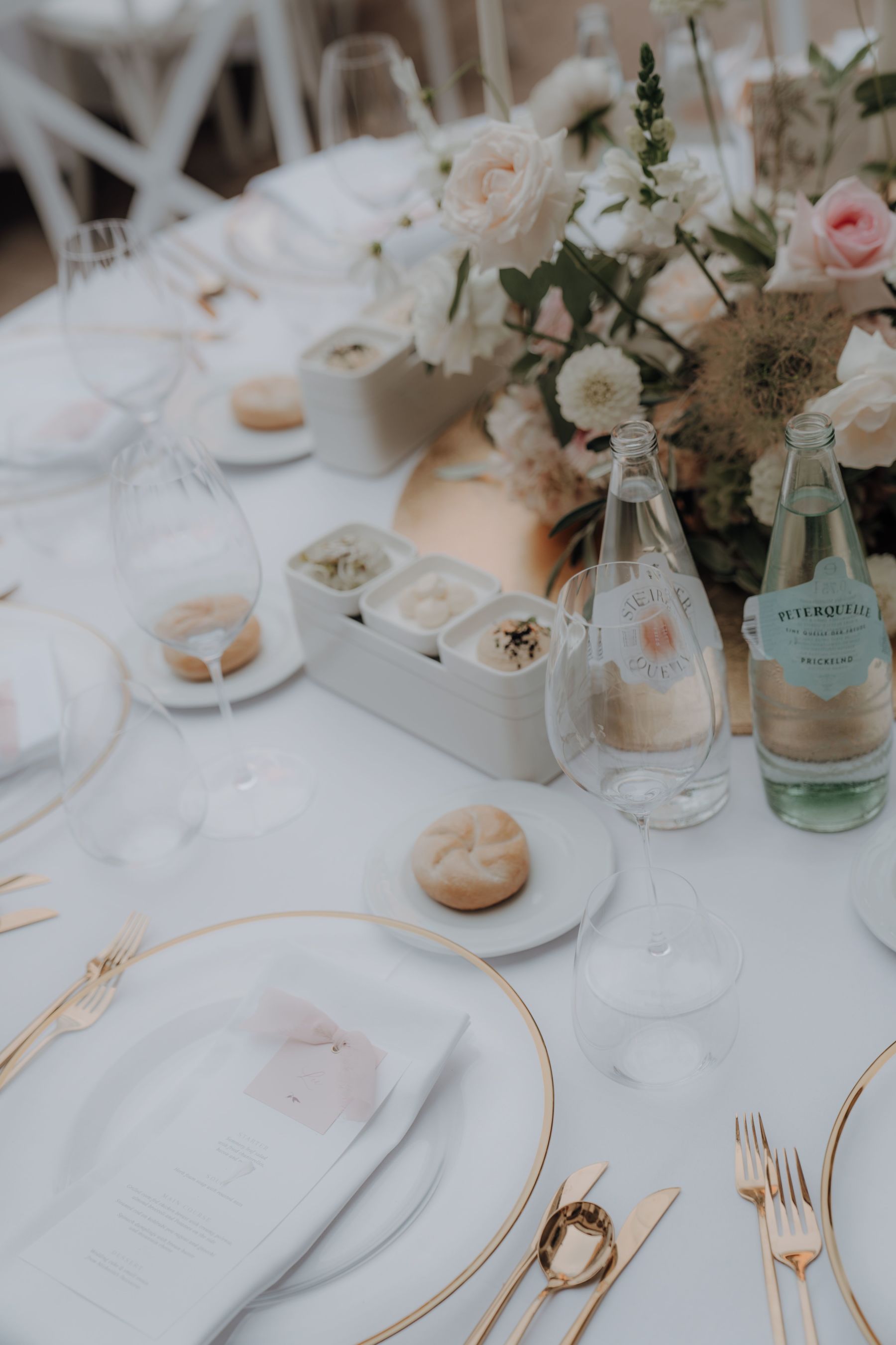 Gedeckte Tafel bei der Hochzeit im Weinschloss Thaller