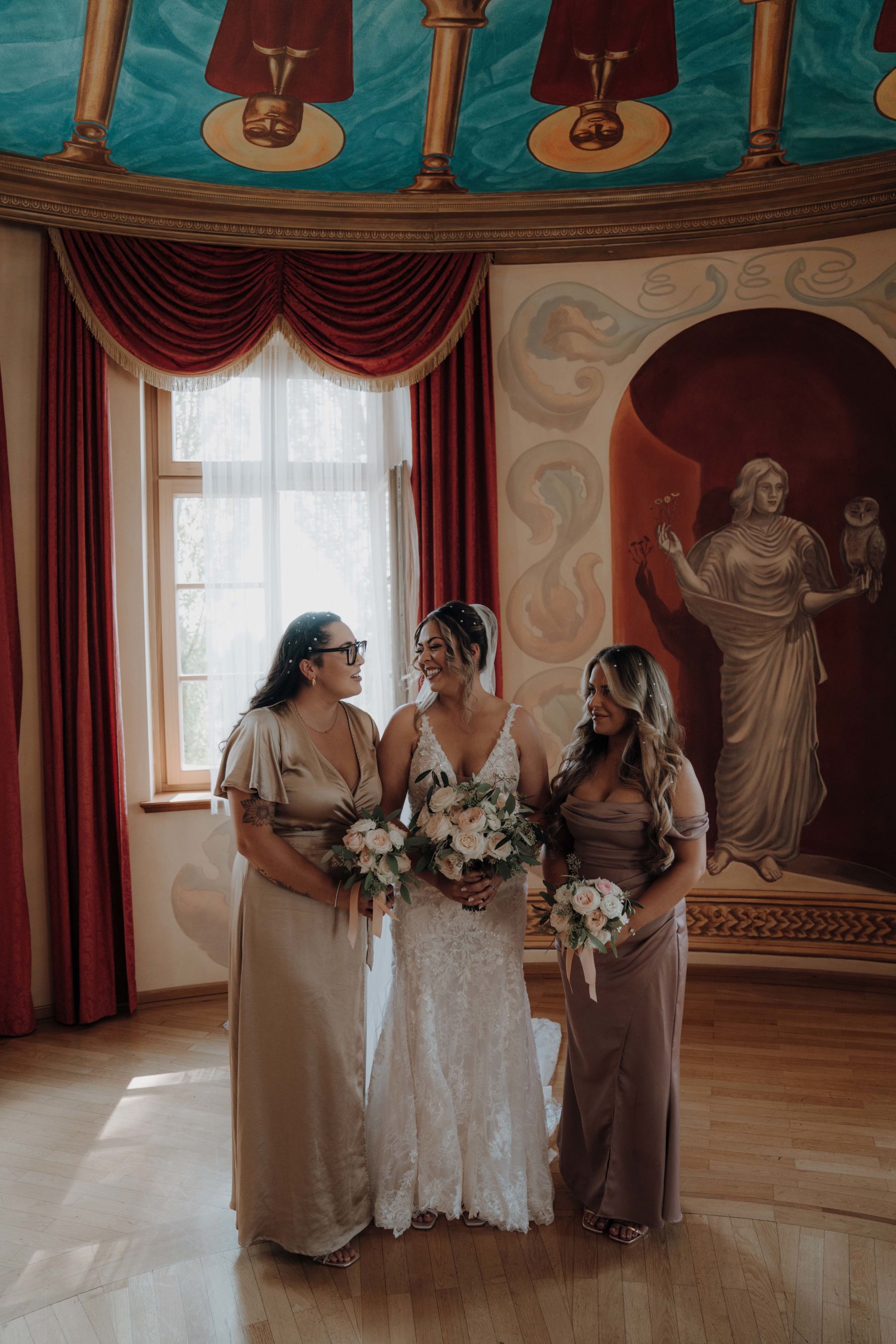 Getting Ready Braut mit Brautjungfern im Turmzimmer vom Weinschloss Thaller