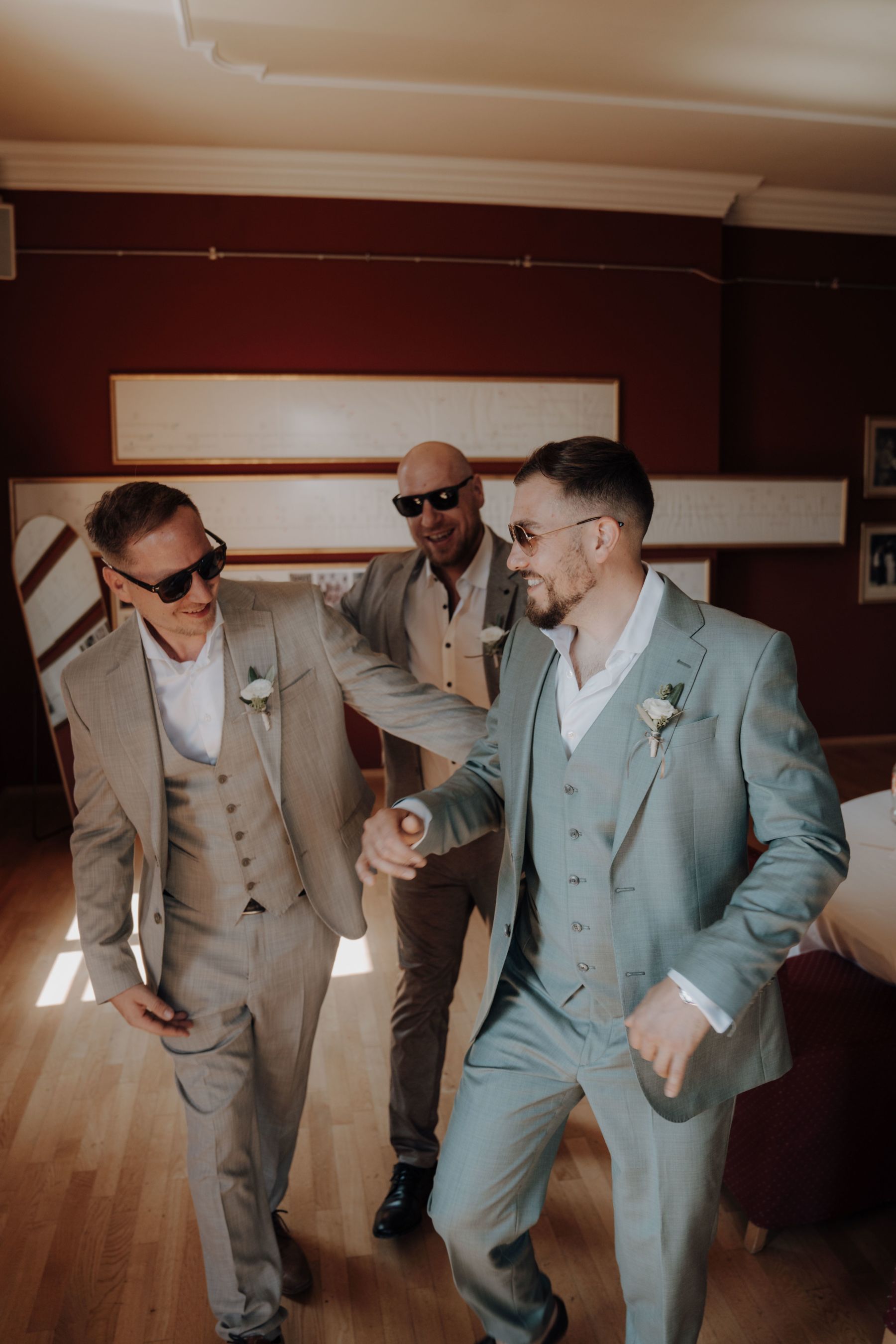 Getting Ready Bräutigam im Roten Salon vom Weinschloss Thaller