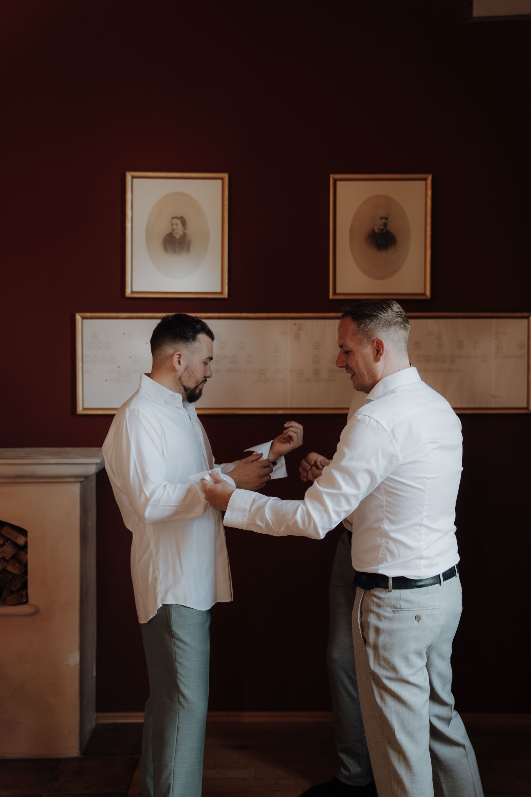 Getting Ready vom Bräutigam im Roten Salon vom Weinschloss Thaller