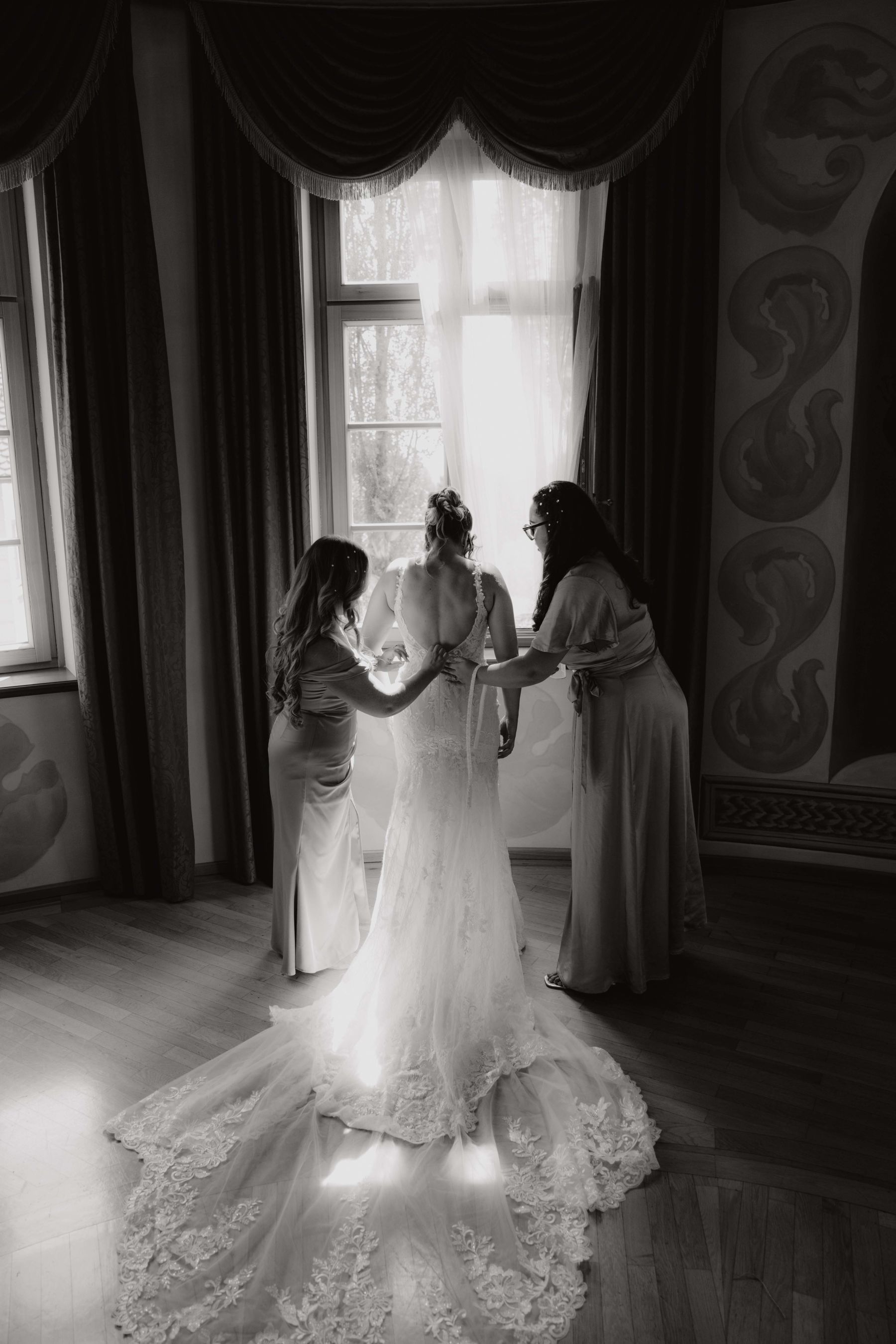 Getting ready während der Destination wedding im Turmzimmer vom Weinschloss Thaller