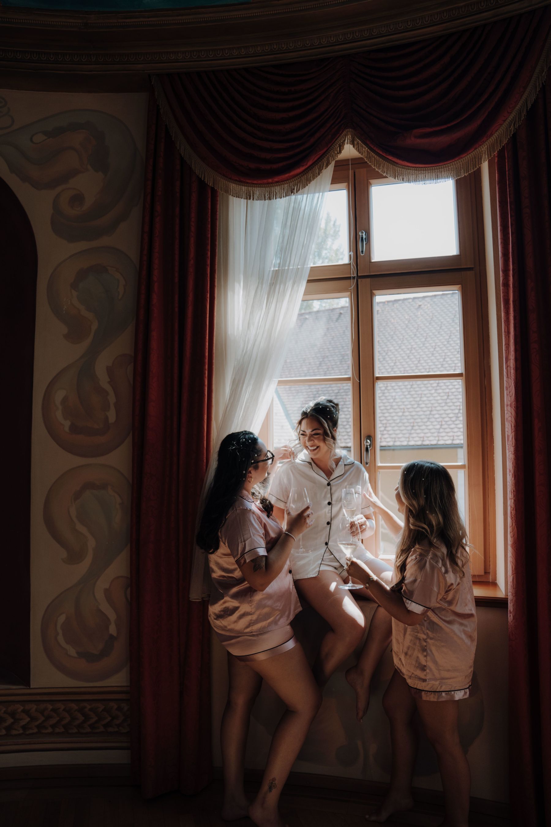 Getting Ready der Braut mit den Brautjungfern bei der Destination Wedding im Weinschloss Thaller in Österreich