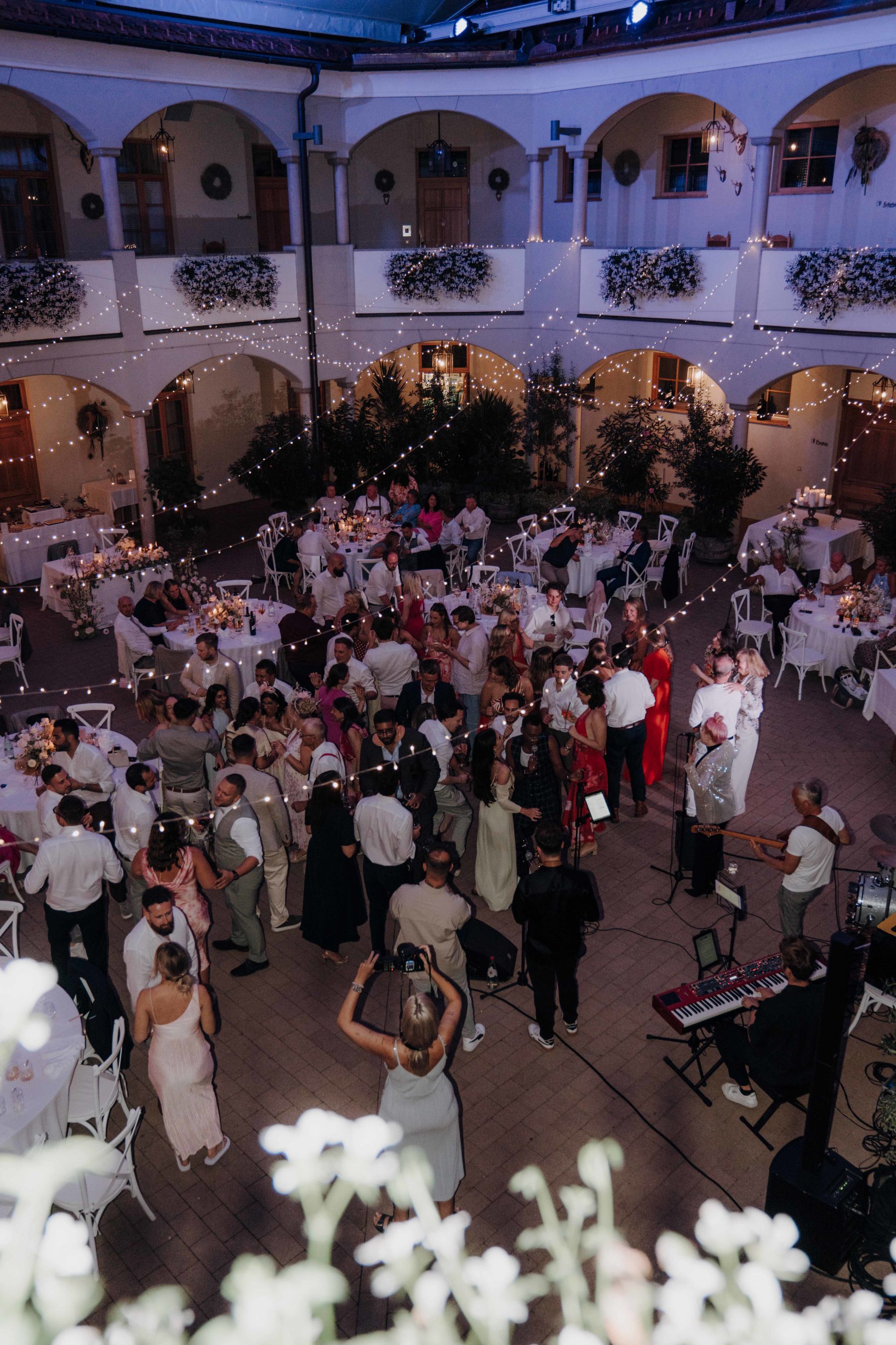 Party im Innenhof der Hochzeitslocation mit Live Band