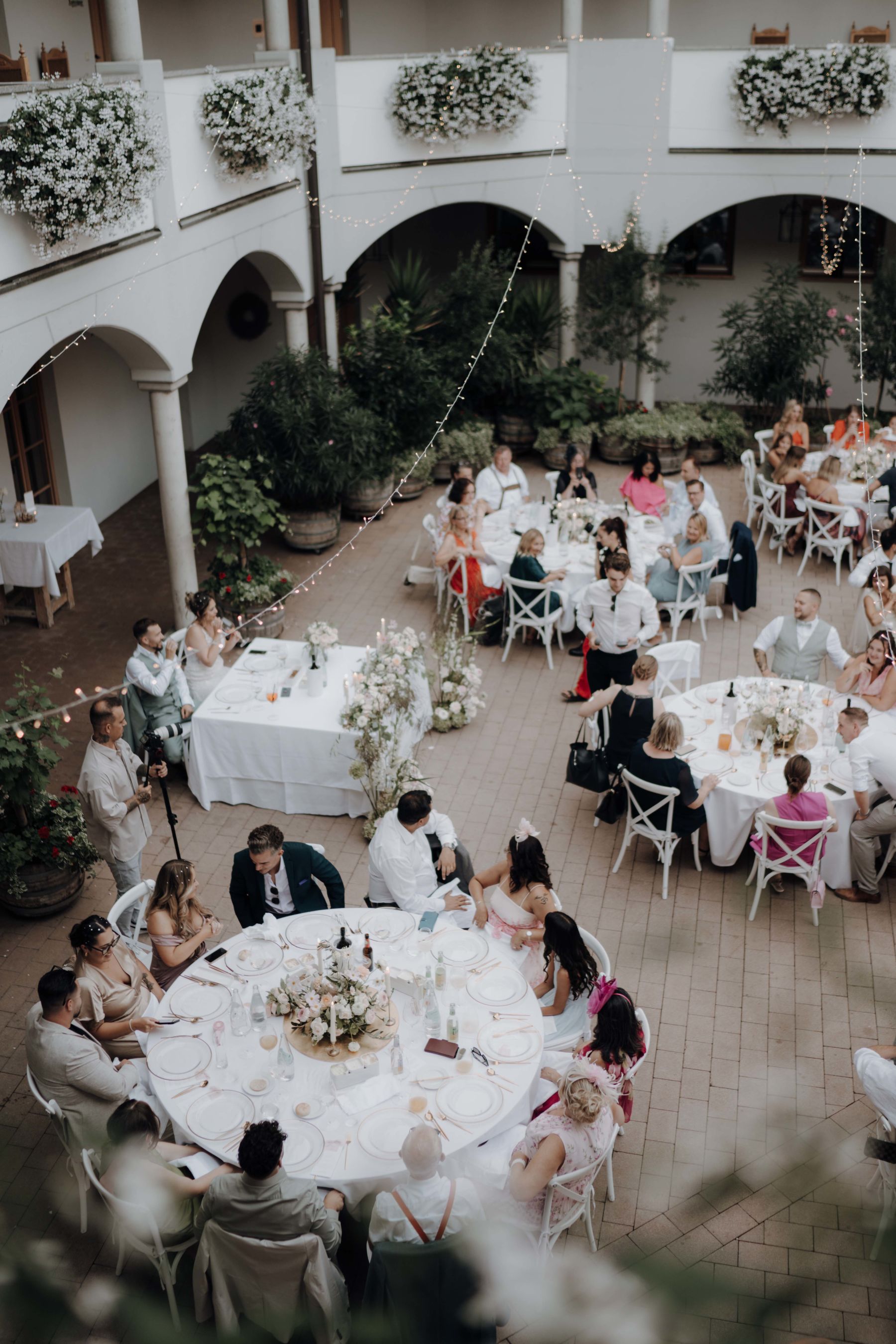  Innenhof mit Gästen während der Hochzeit im Weinschloss Thaller