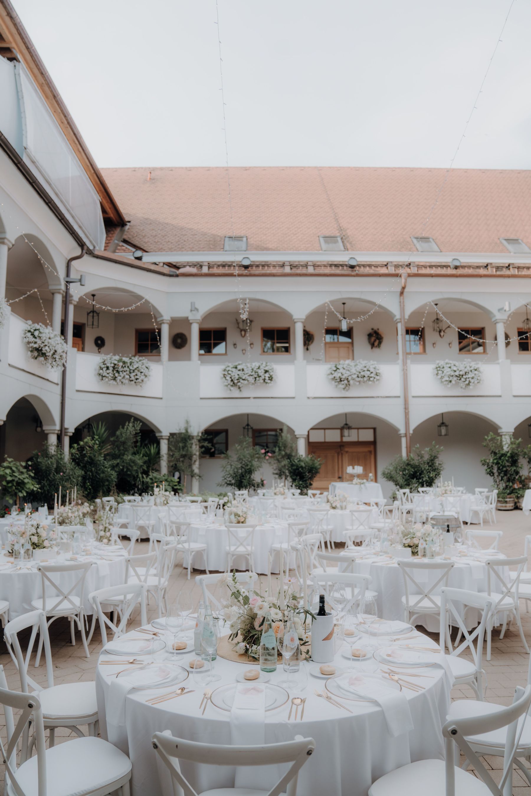  Innenhof Table Setting Weinschloss Thaller 