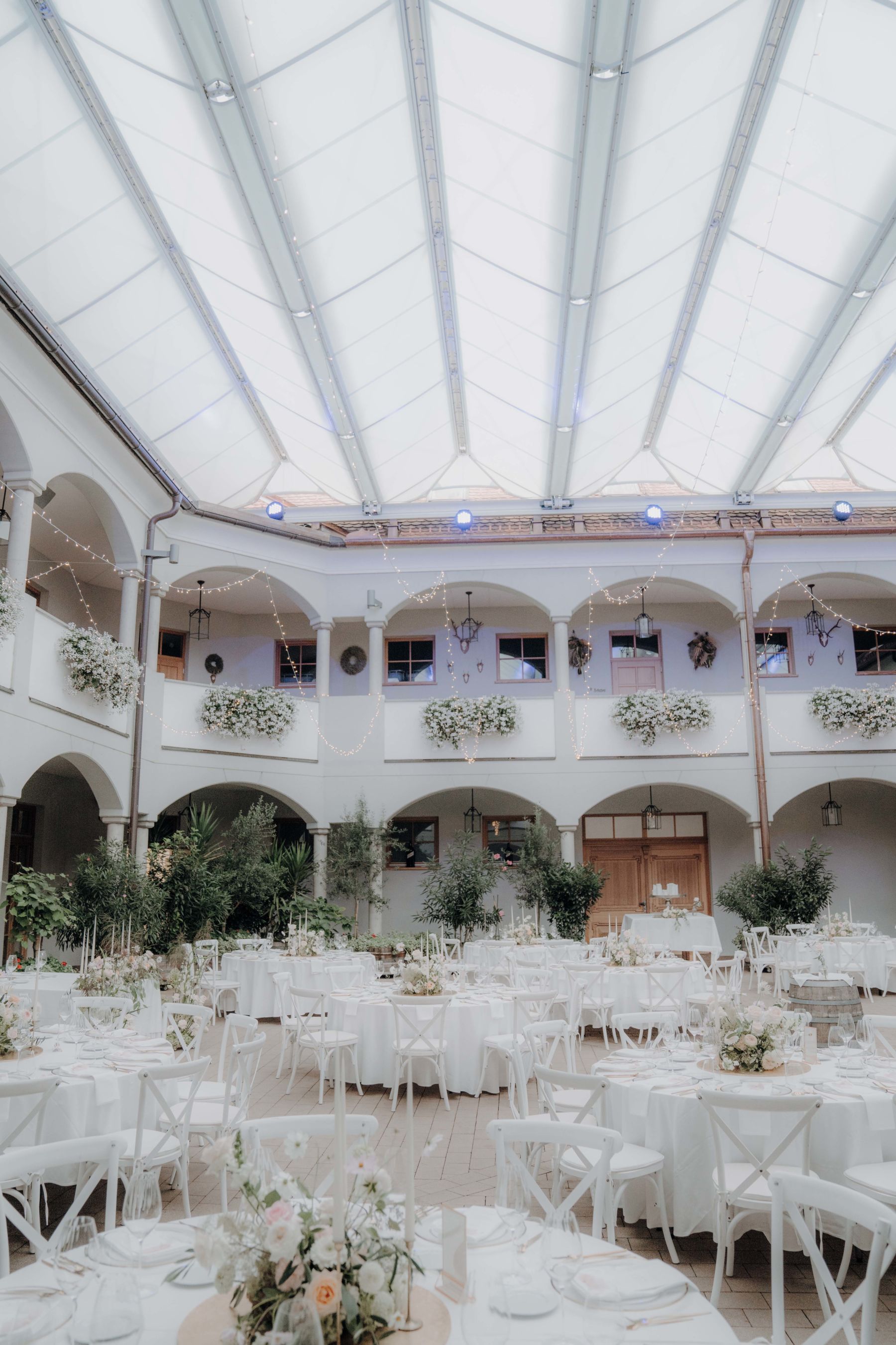  Innenhof mit ausfahrbarer Innenhof -Überdachung für wetterunabhängiges Feiern während der Hochzeit im Weinschloss Thaller 