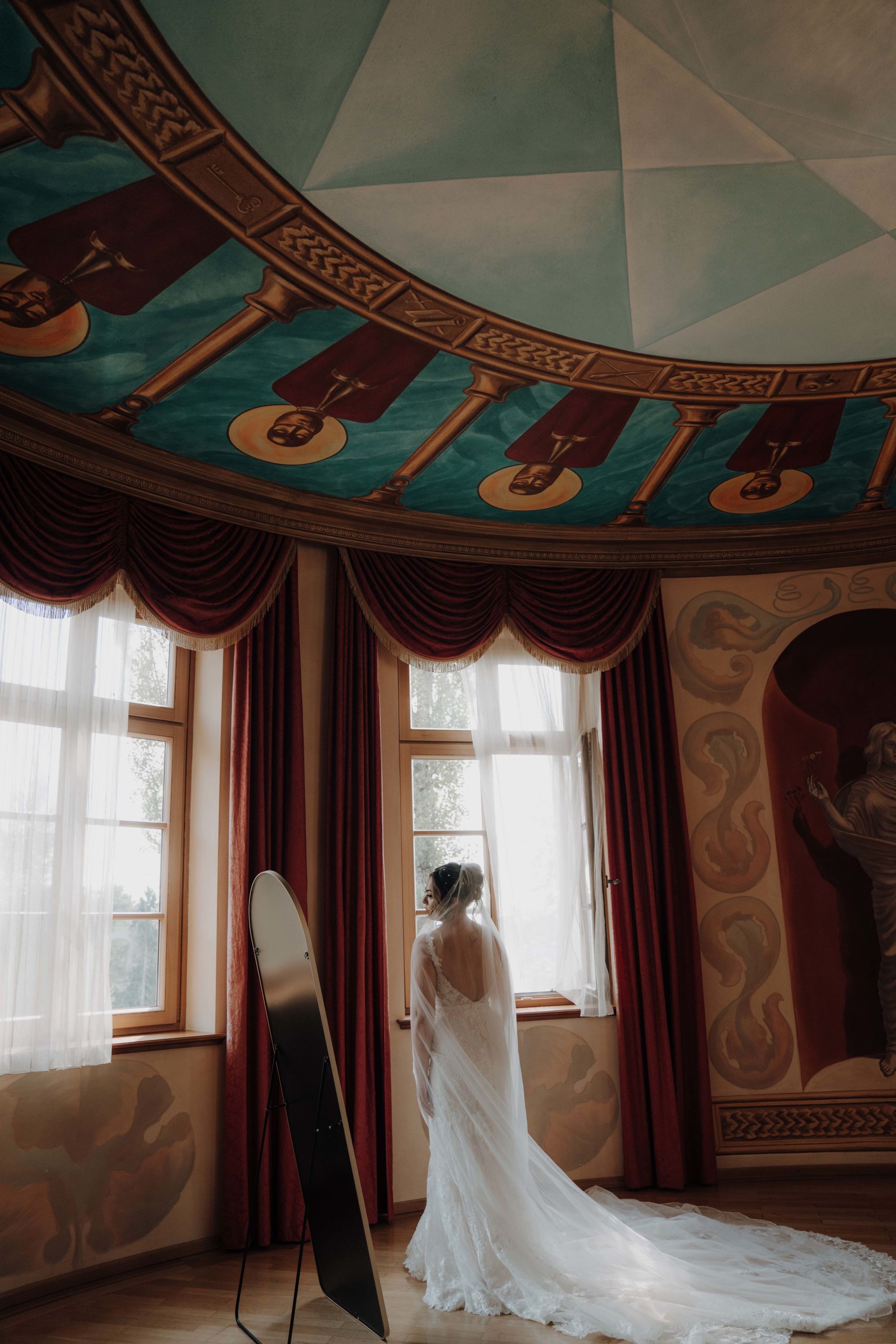 Braut Getting Ready im Turmzimmer vom Weinschloss Thaller