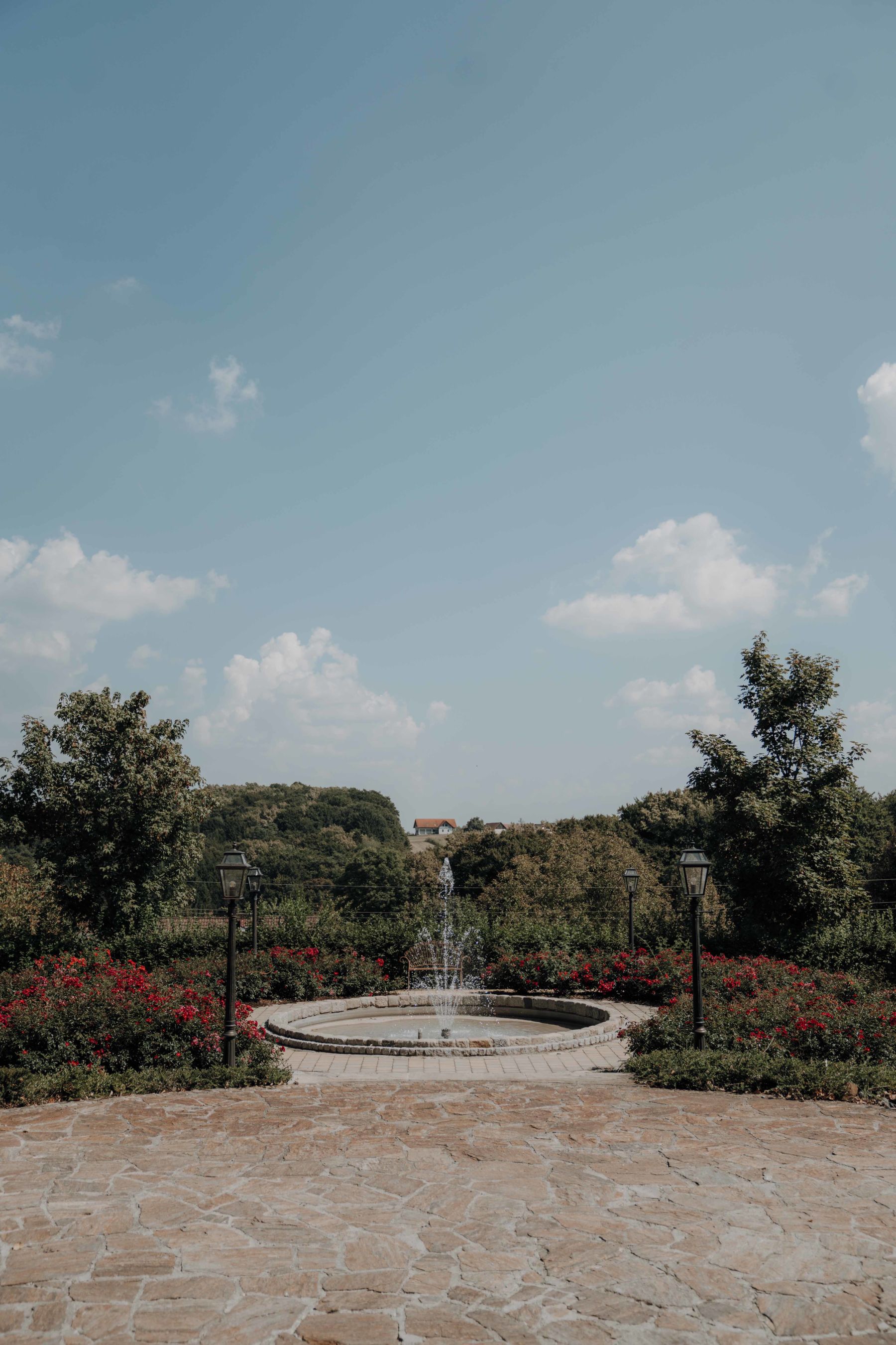 Springbrunnen im Schlossgarten der Hochzeitslocation mitten in den Weinbergen im Vulkanland Steiermark