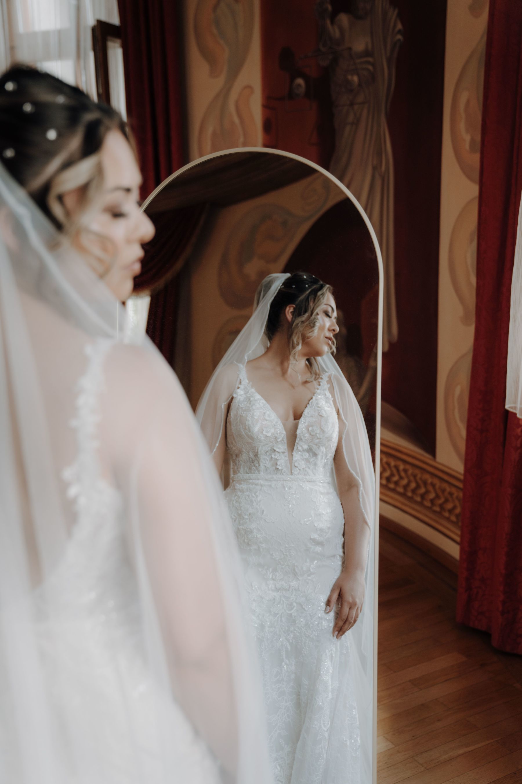  Braut im Turmzimmer der Hochzeitslocation in Österreich