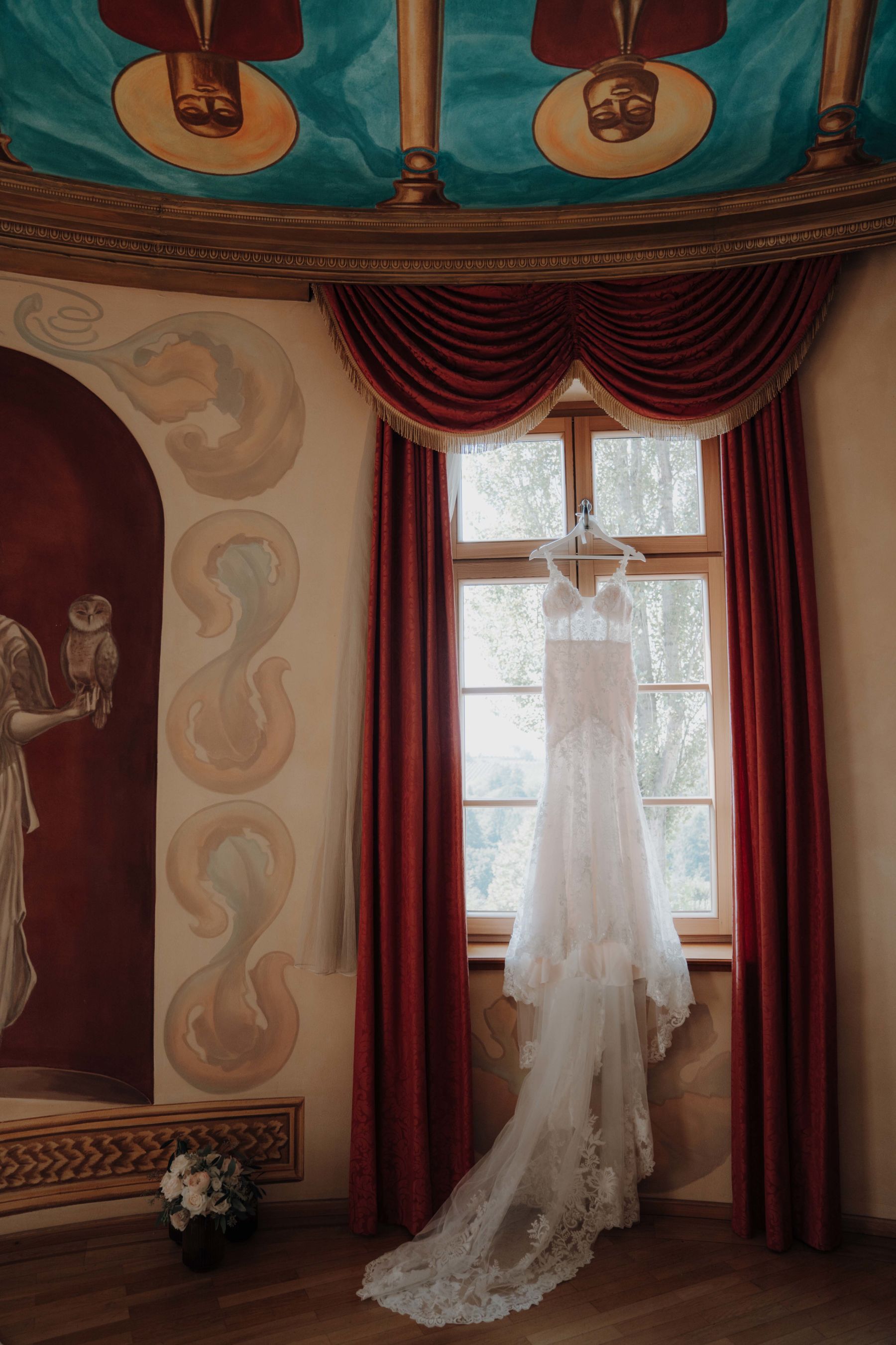 Brautkleid im Turmzimmer vom Weinschloss Thaller