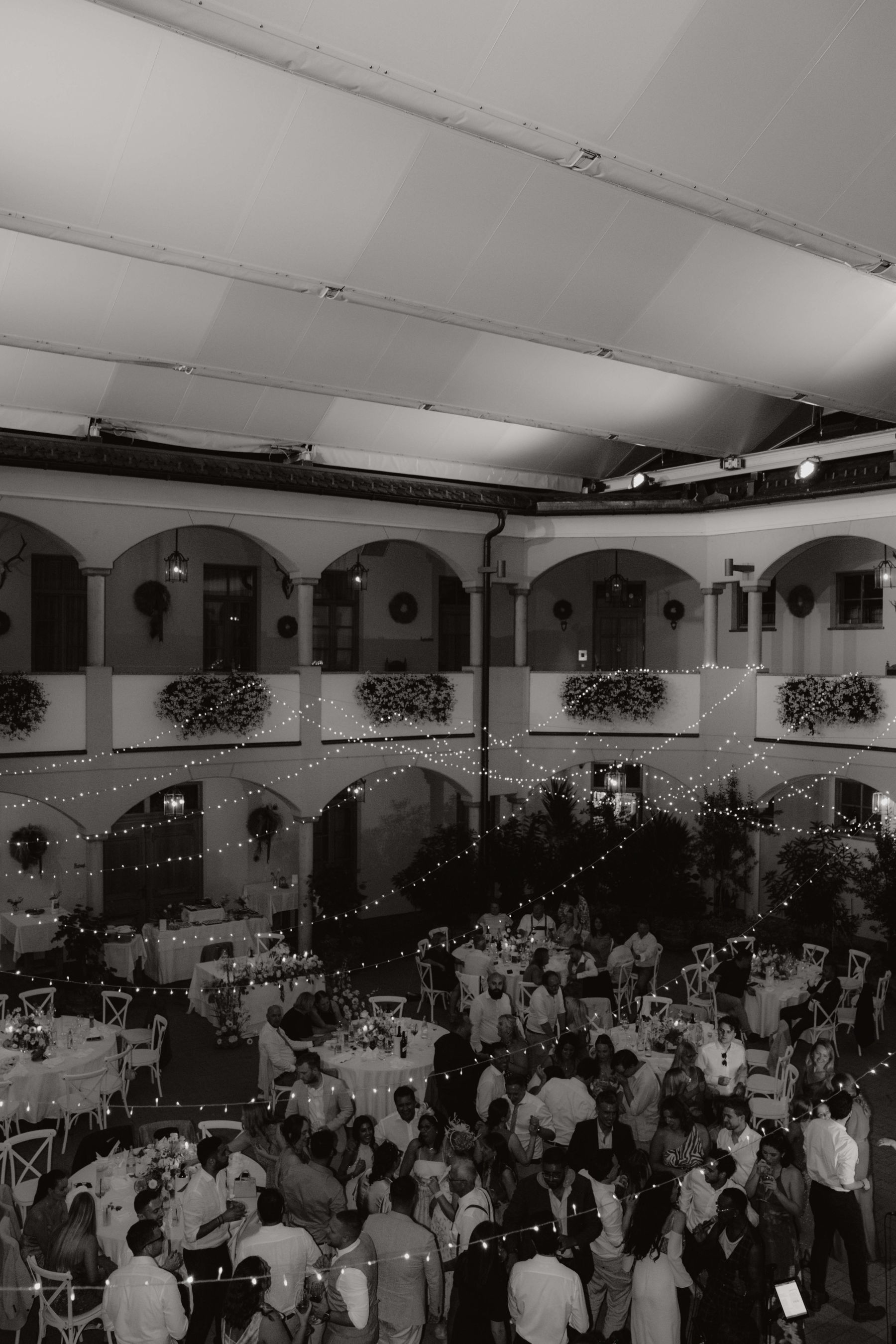Abendstimmung mit Lichterketten im Innenhof vom Weinschloss Thaller