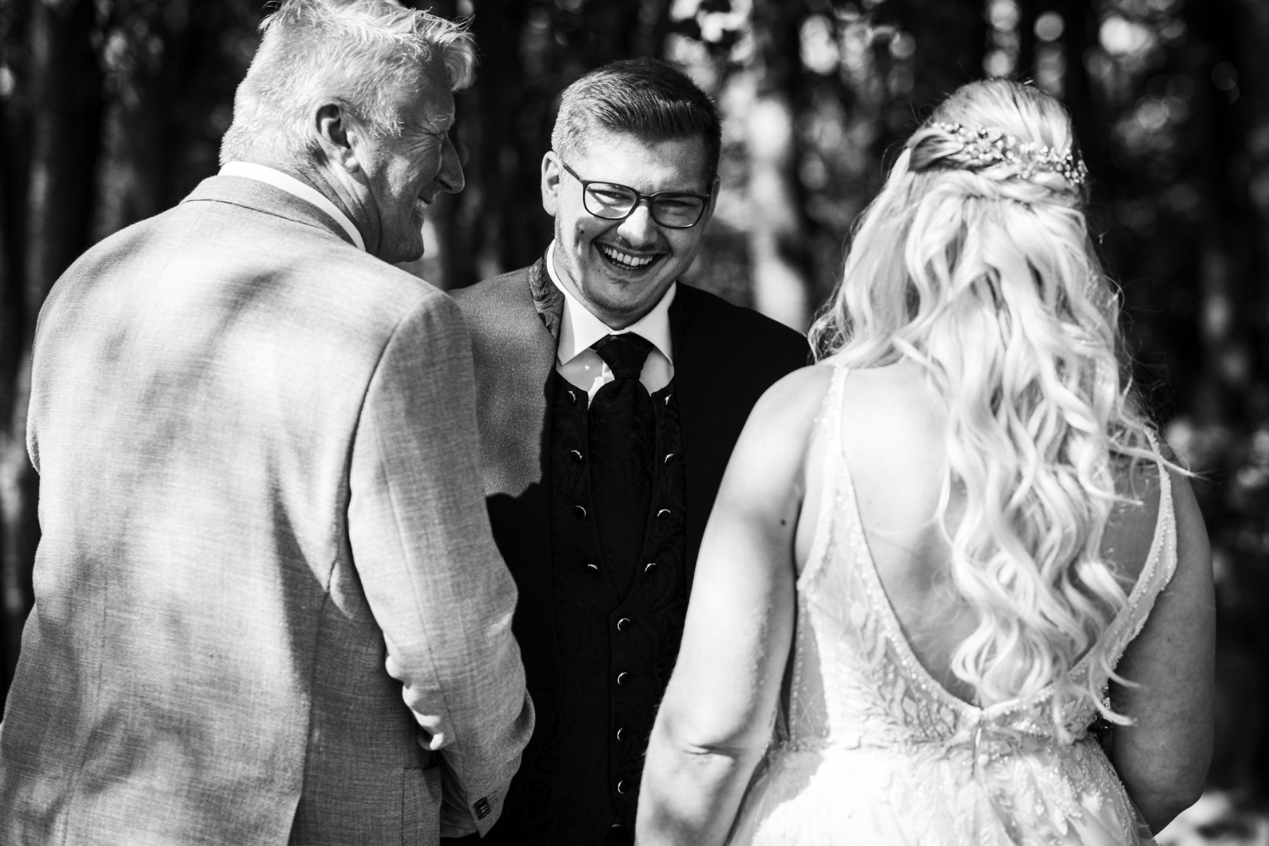 First Look am Vedahof – Bräutigam nimmt Braut vom Vater entgegen (Schwarz-Weiß)