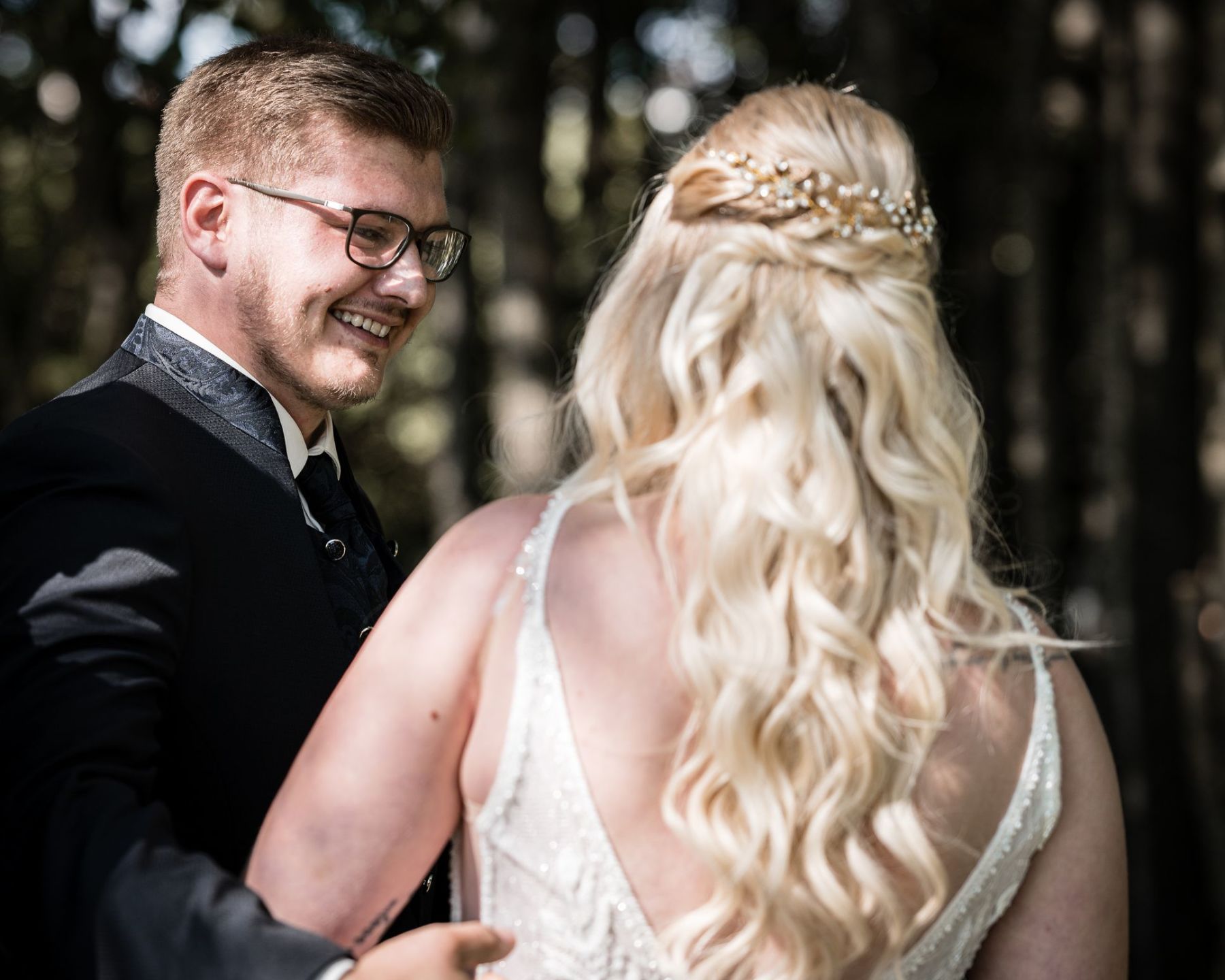 First Look am Vedahof – Bräutigam führt Braut zur Liebesinsel