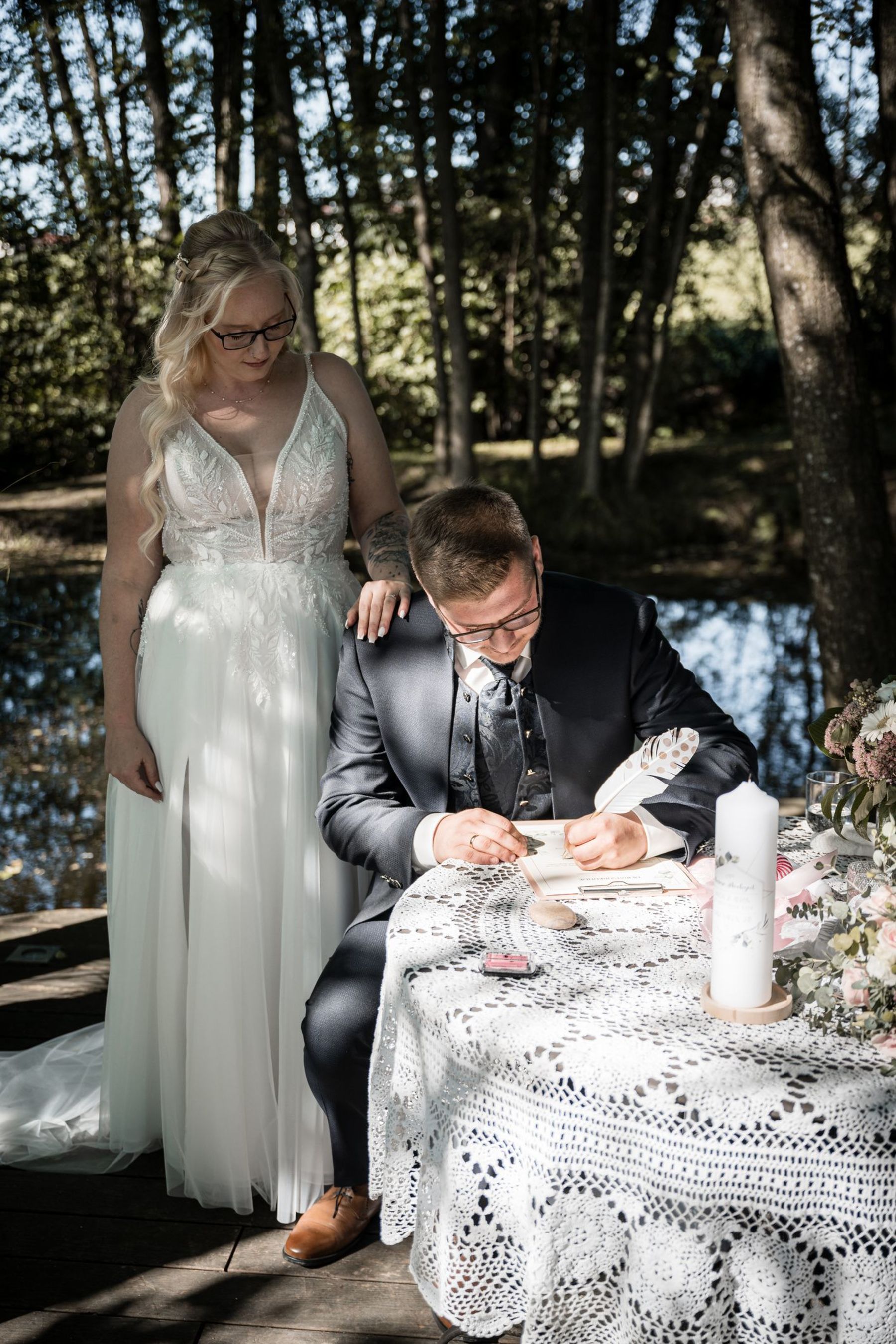 Brautpaar auf der Liebesinsel am Vedahof – Unterschrift der Eheurkunde