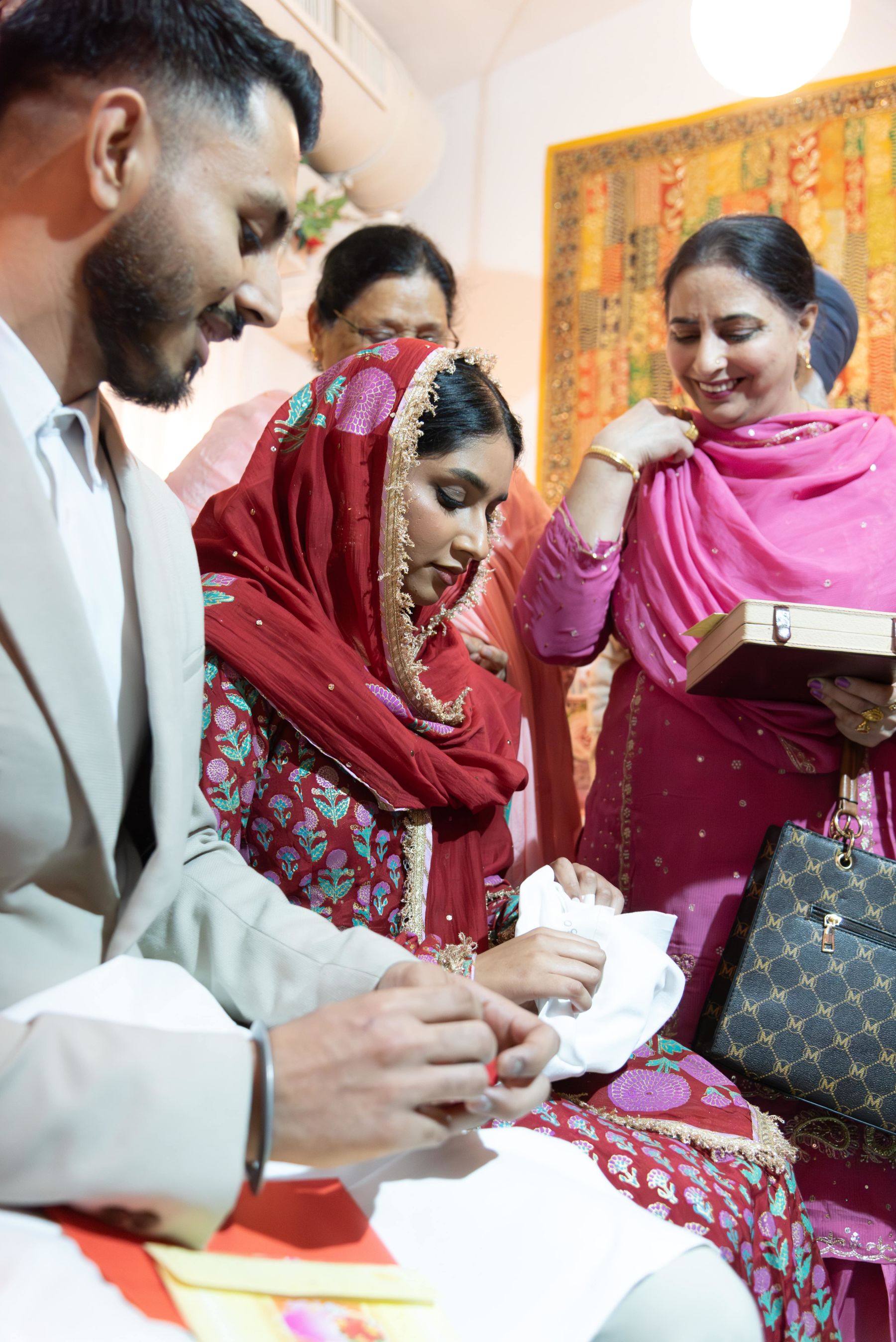 Farben, Rituale und Liebe – Eine indische Verlobungsfeier