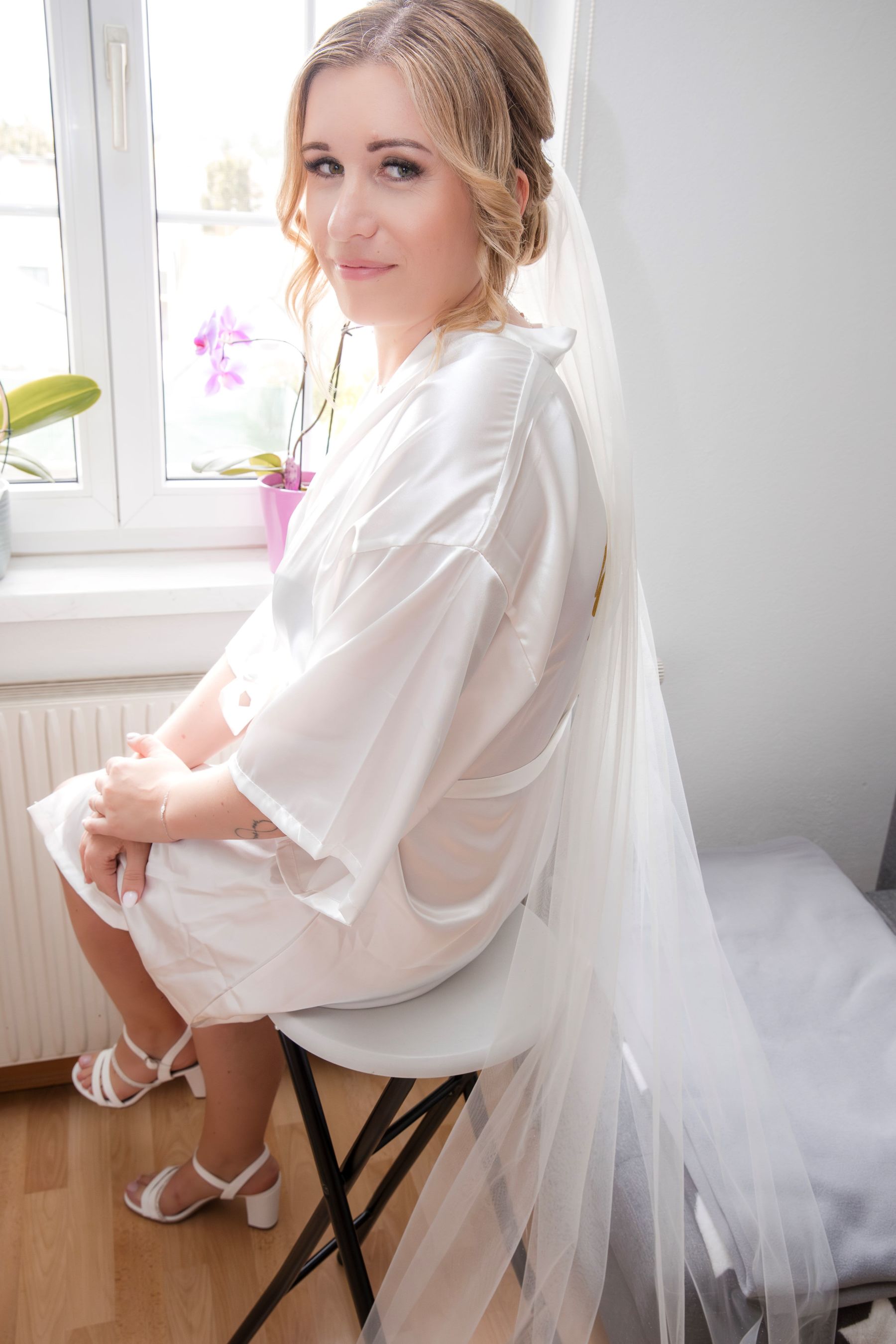 Braut mit Brautschleier beim Getting Ready