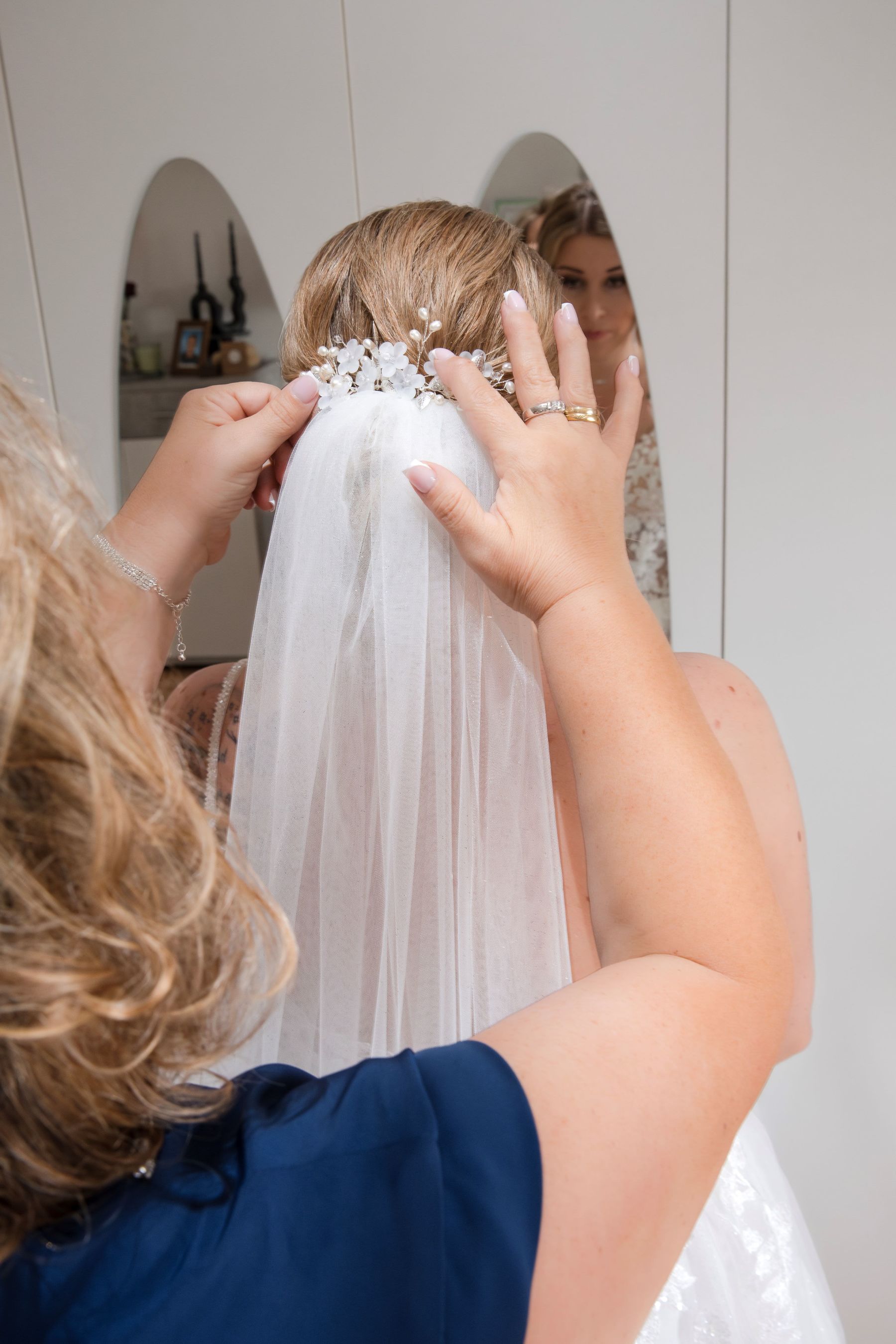 Brautschleiher wird angelegt