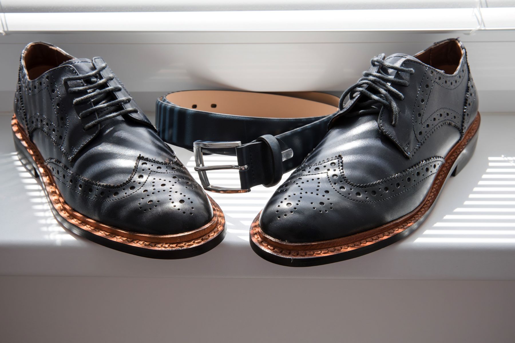 Schuhe + Gürtel des Bräutigams beim Getting Ready