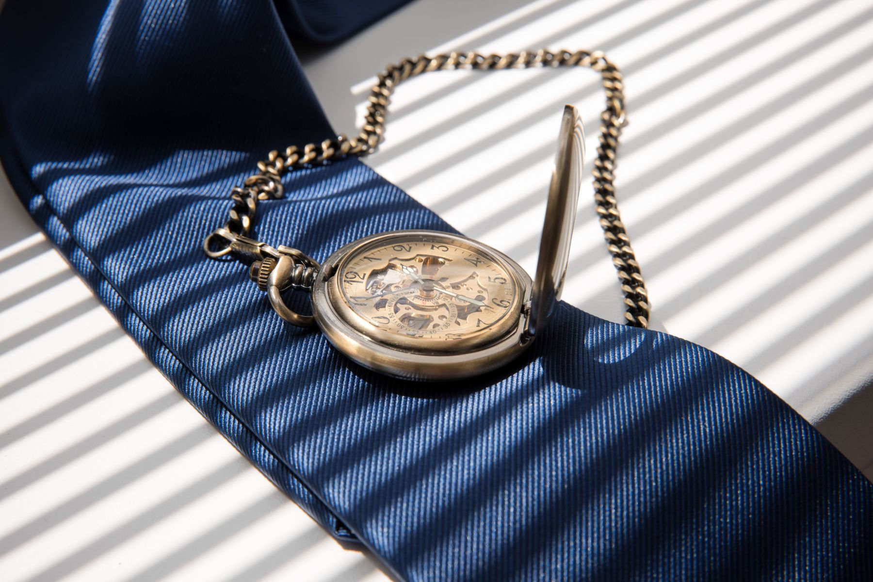 Kravatte + Taschenuhr des Bräutigams beim Getting Ready