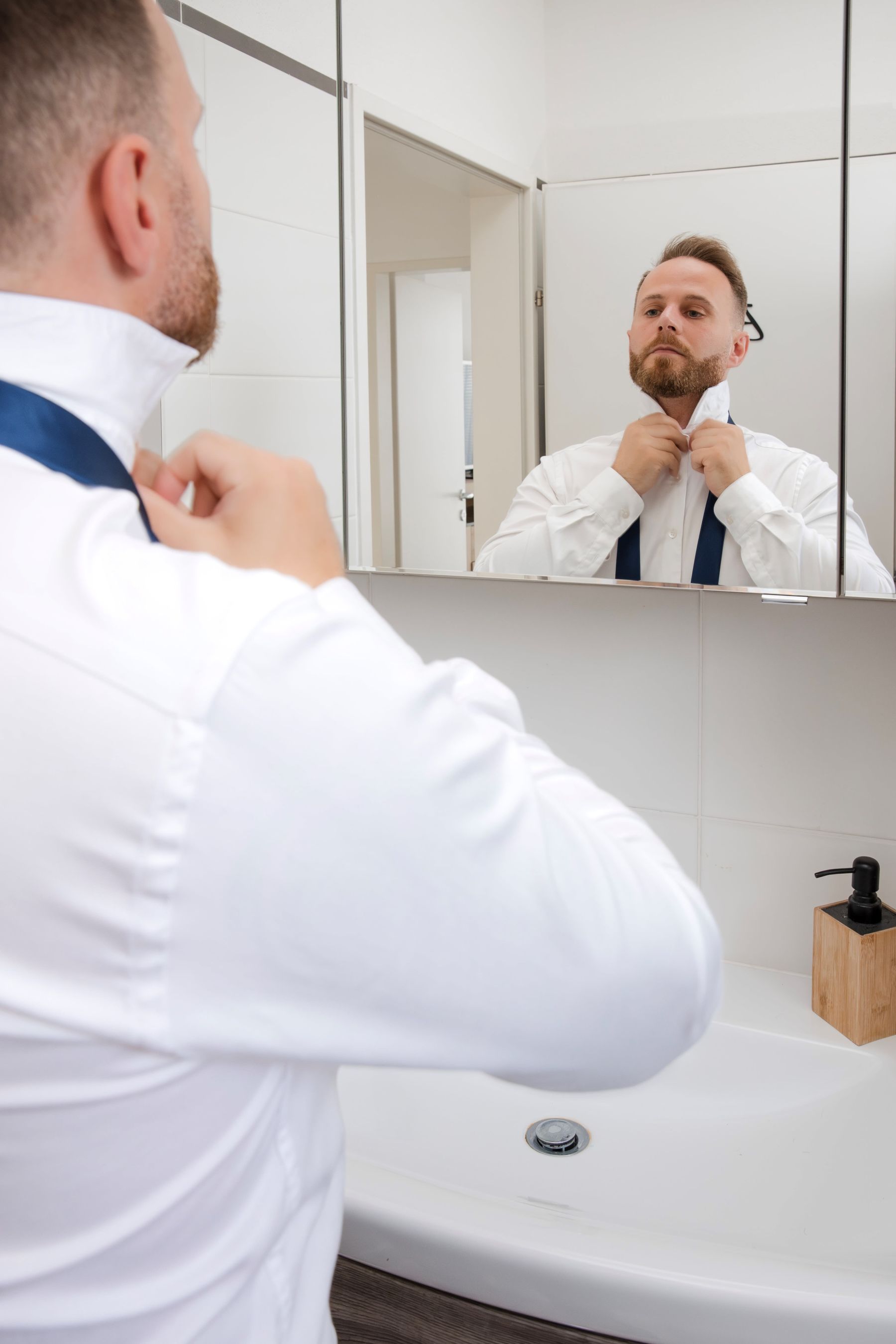 Bräutigam beim fertigmachen beim Getting Ready
