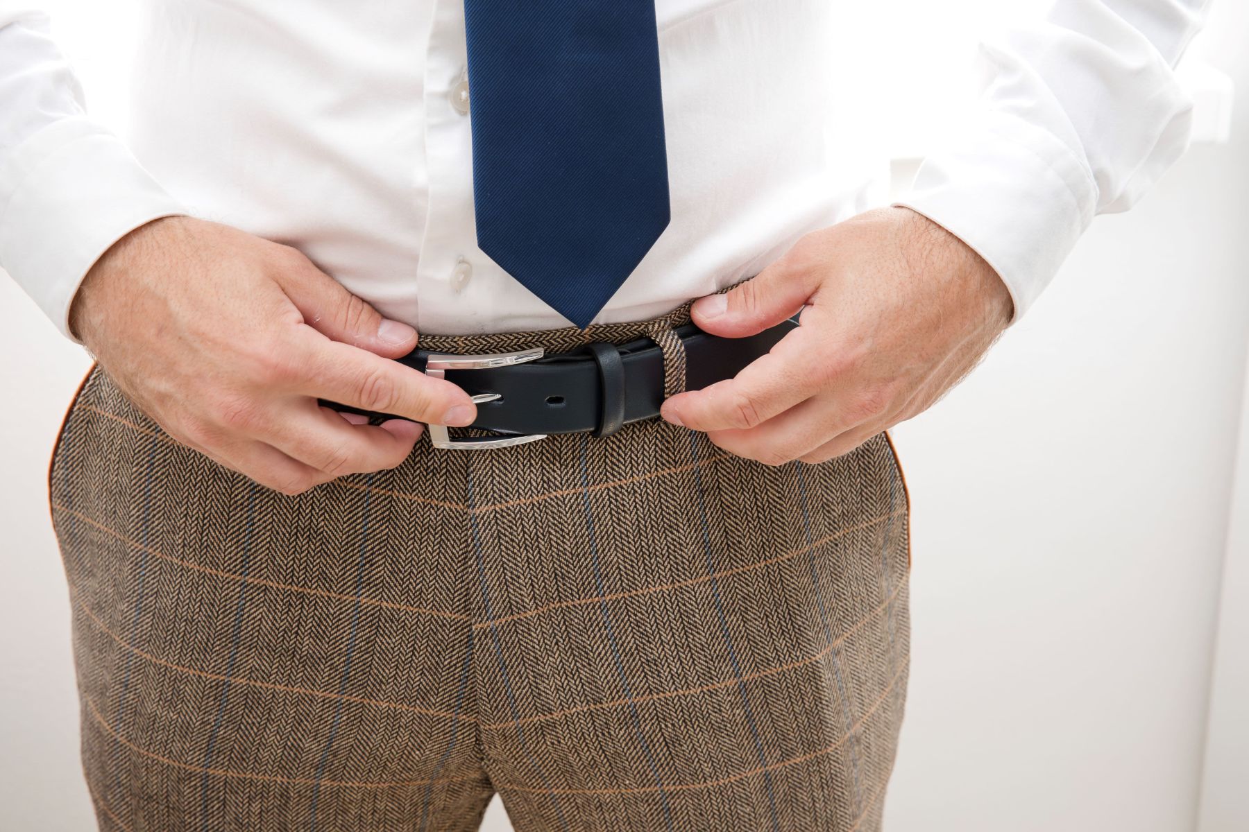 Bräutigam beim fertigmachen beim Getting Ready