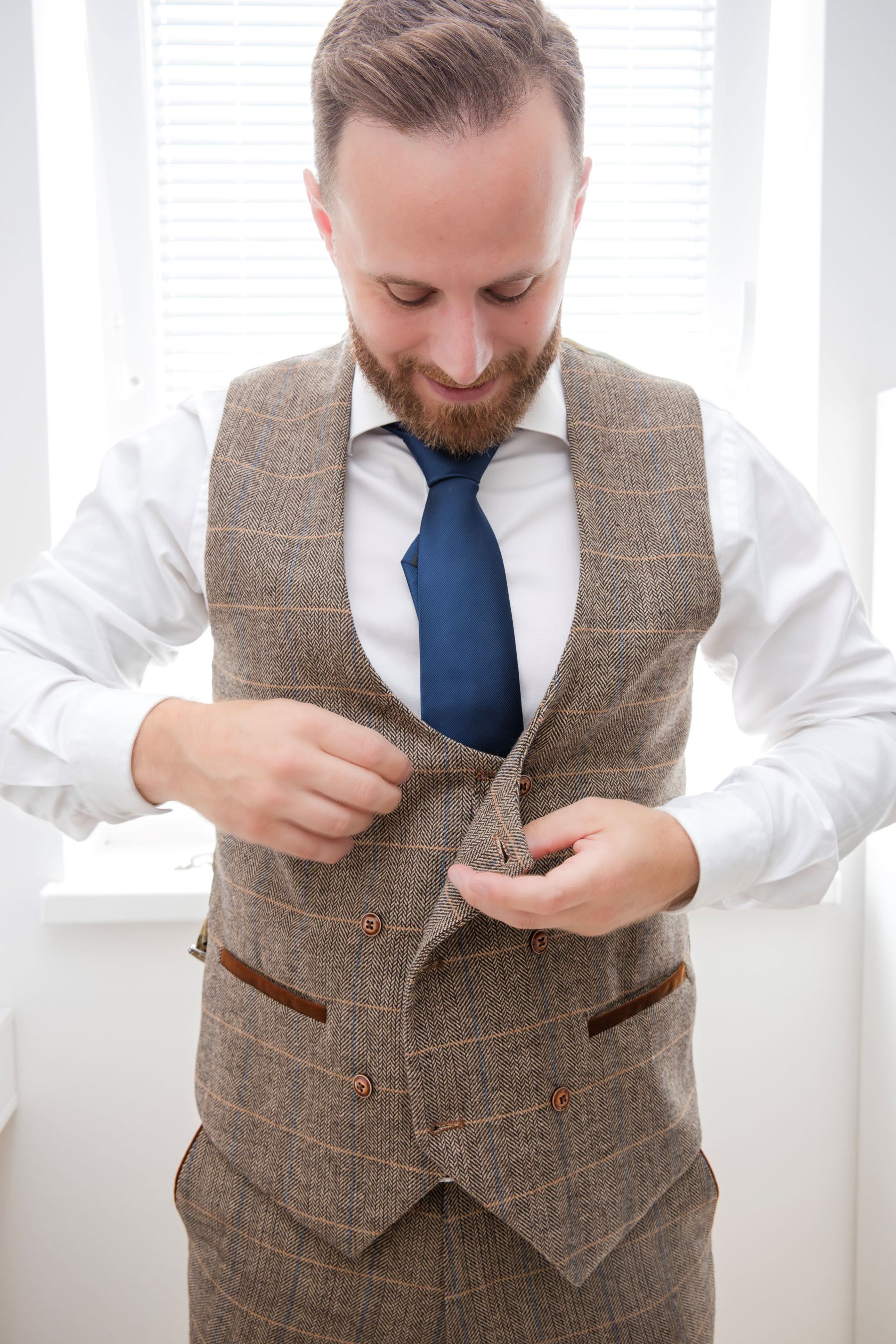 Bräutigam beim fertigmachen beim Getting Ready