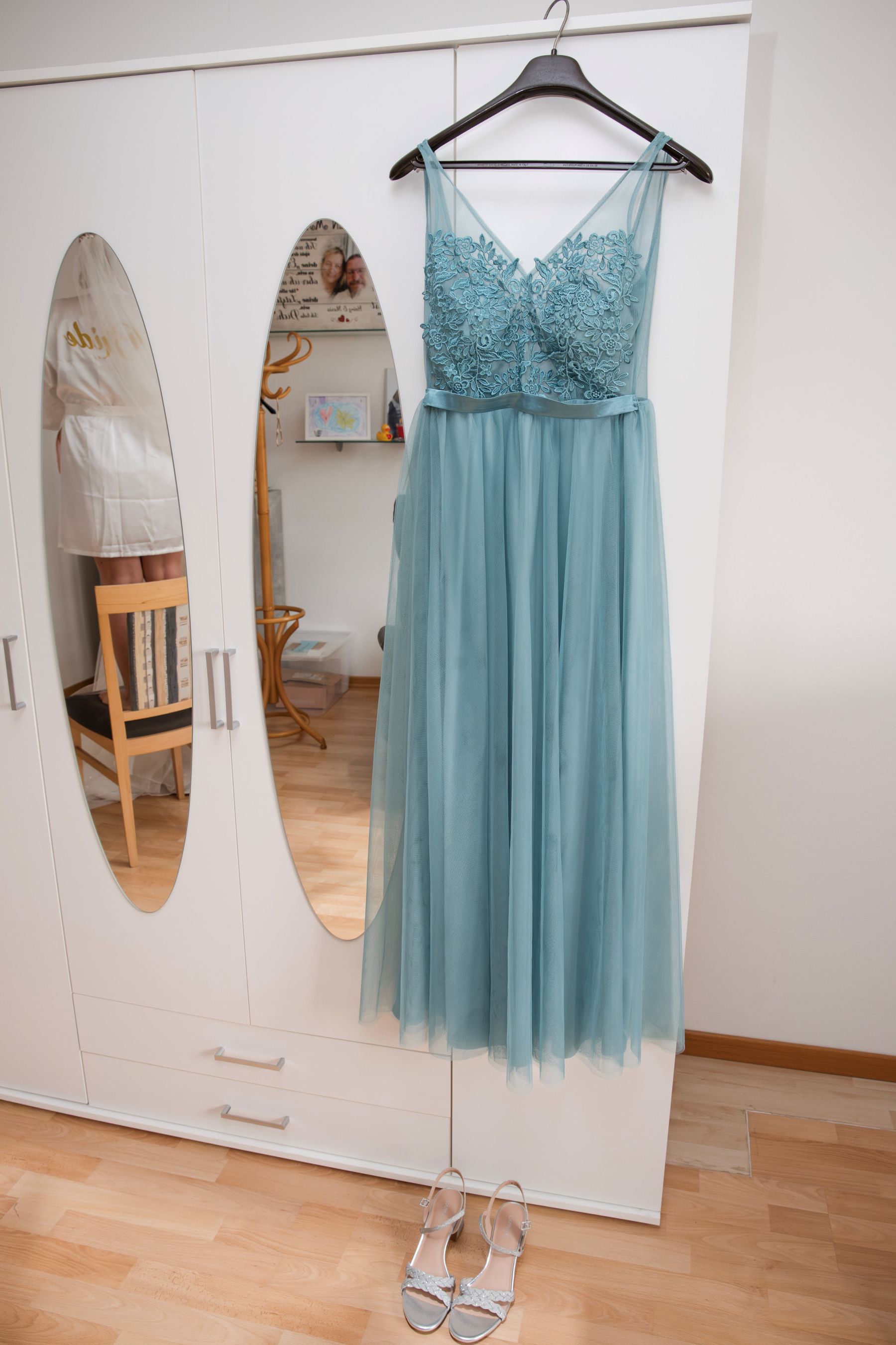 Brautjungernkleid beim Getting Ready