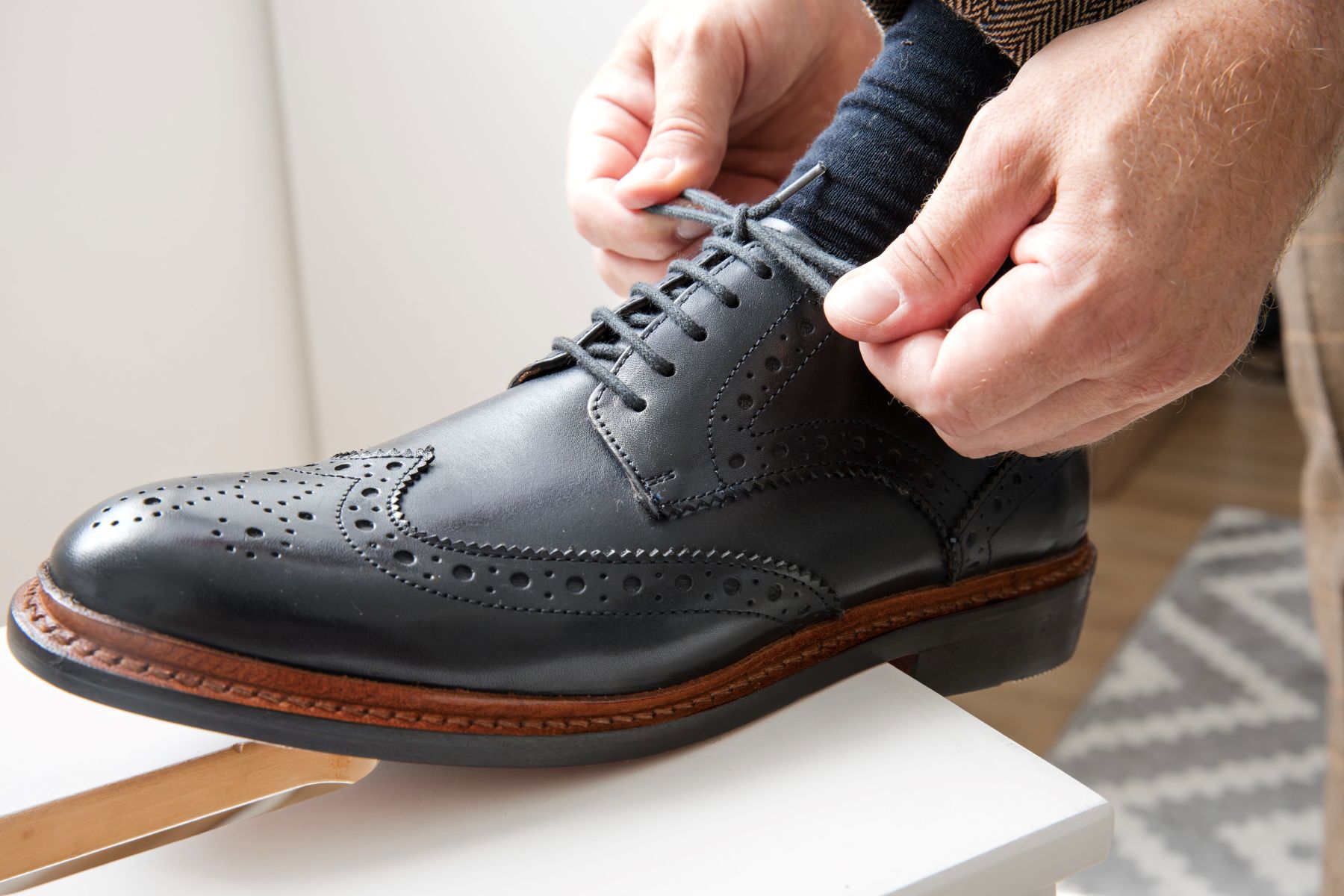 Bräutigam zieht sich die Schuhe an beim Getting Ready