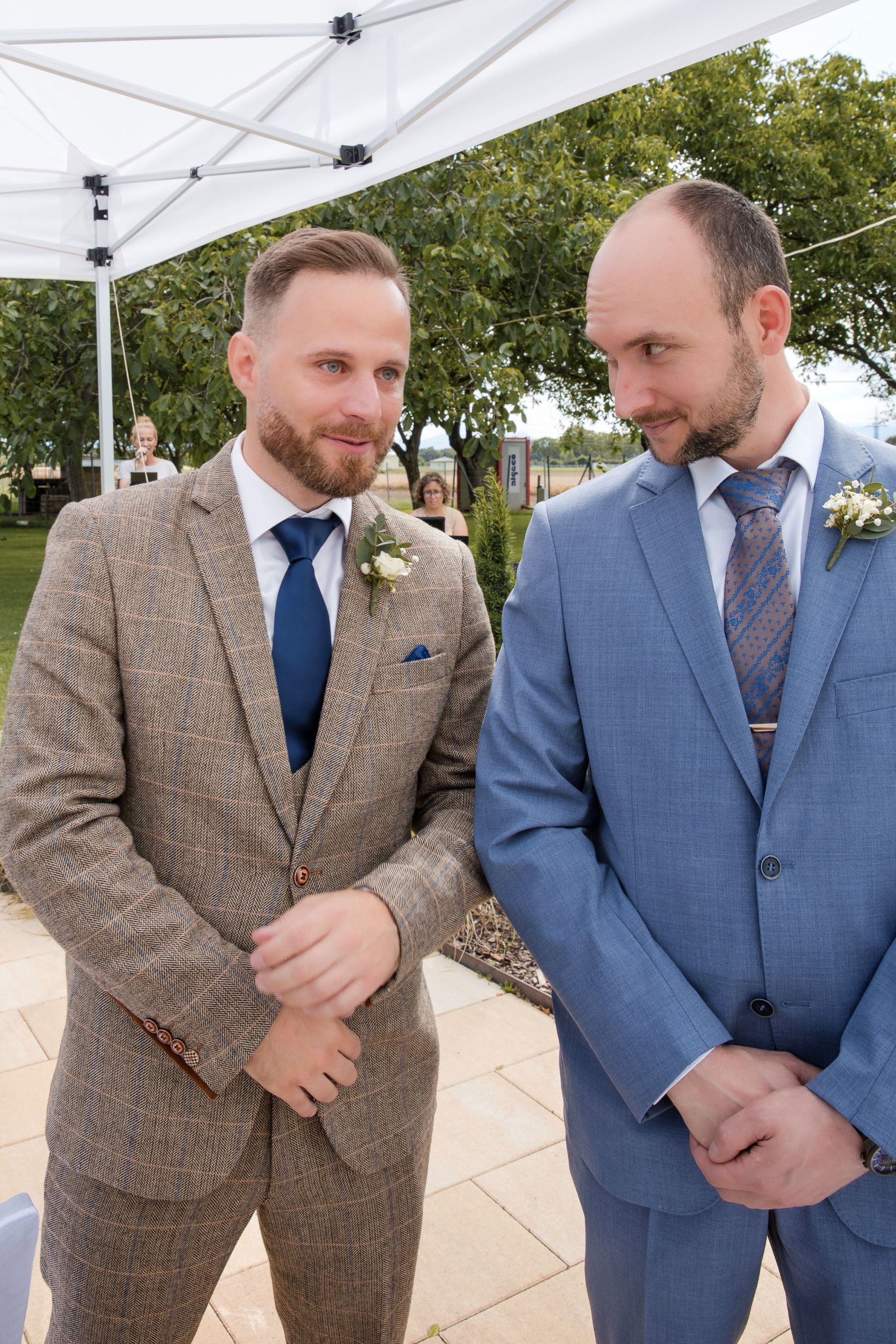 Braut & Trauzeuge in Erwartung der Braut