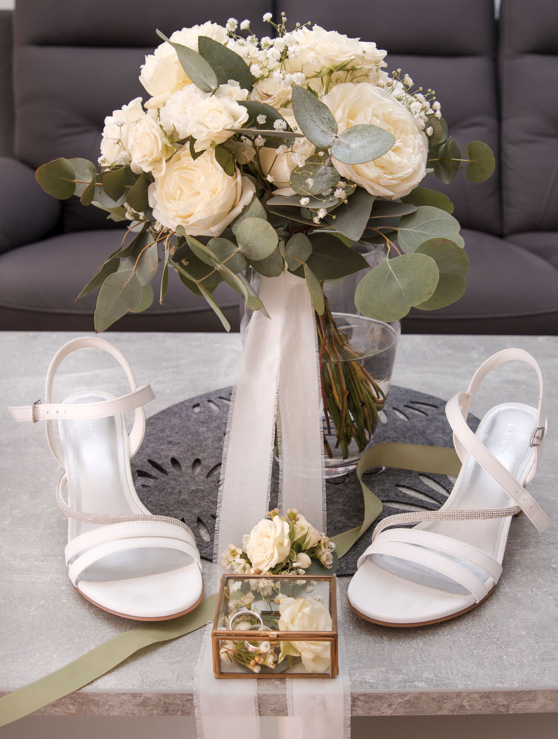 Brautschuhe + Brautstrauss beim Getting Ready