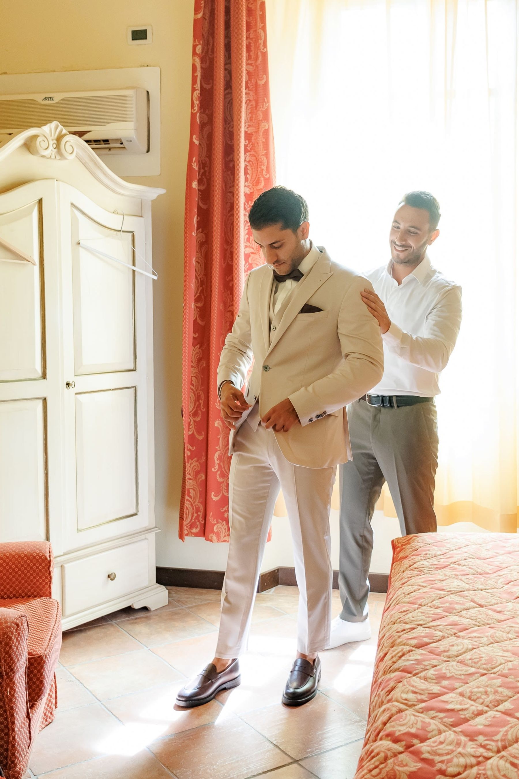 Braut bei den Hochzeitsvorbereitungen in der Toskana – Destination Wedding Fotografie Italien