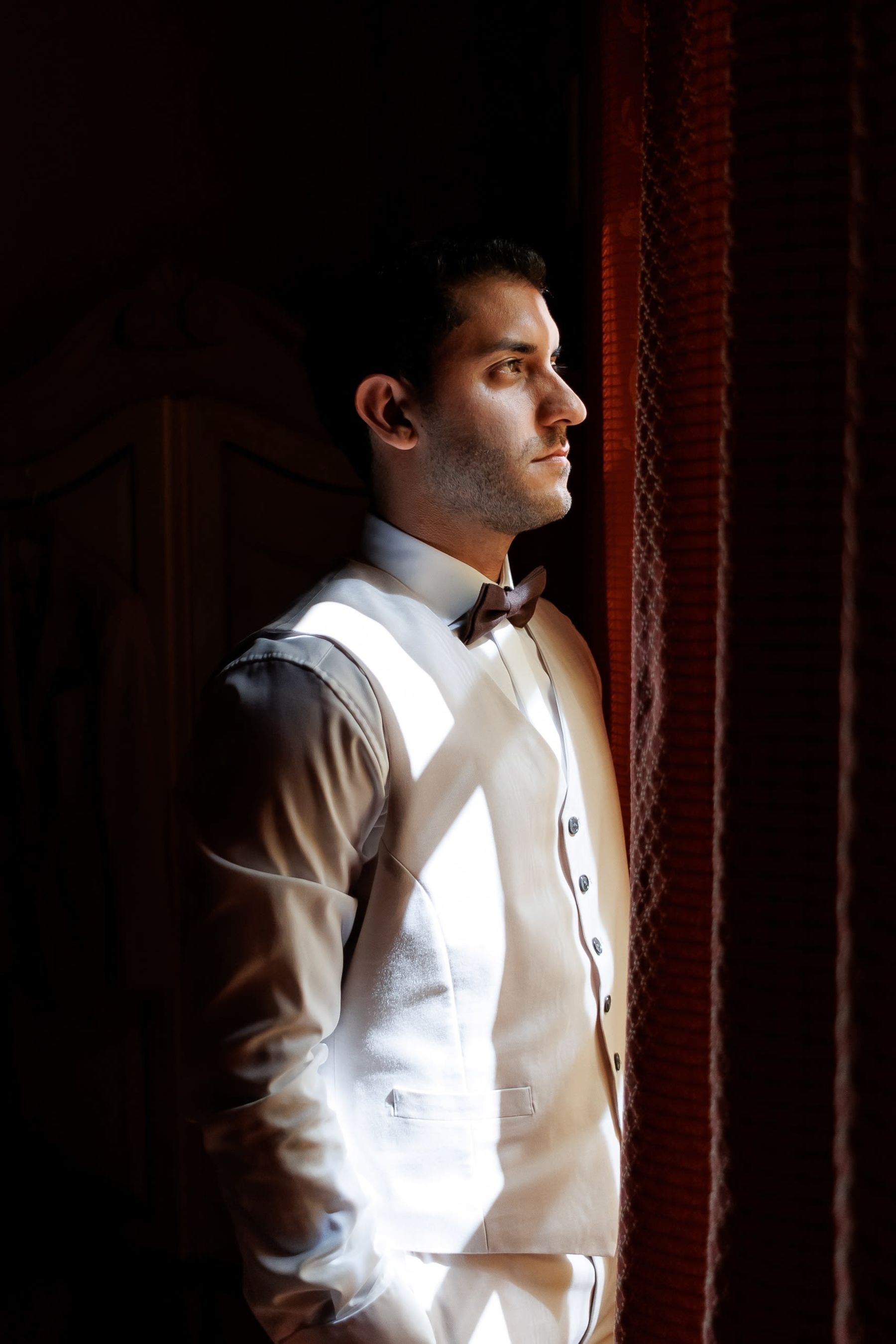 Brautportrait bei den Hochzeitsvorbereitungen in der Toskana – Destination Wedding Fotografie Italien