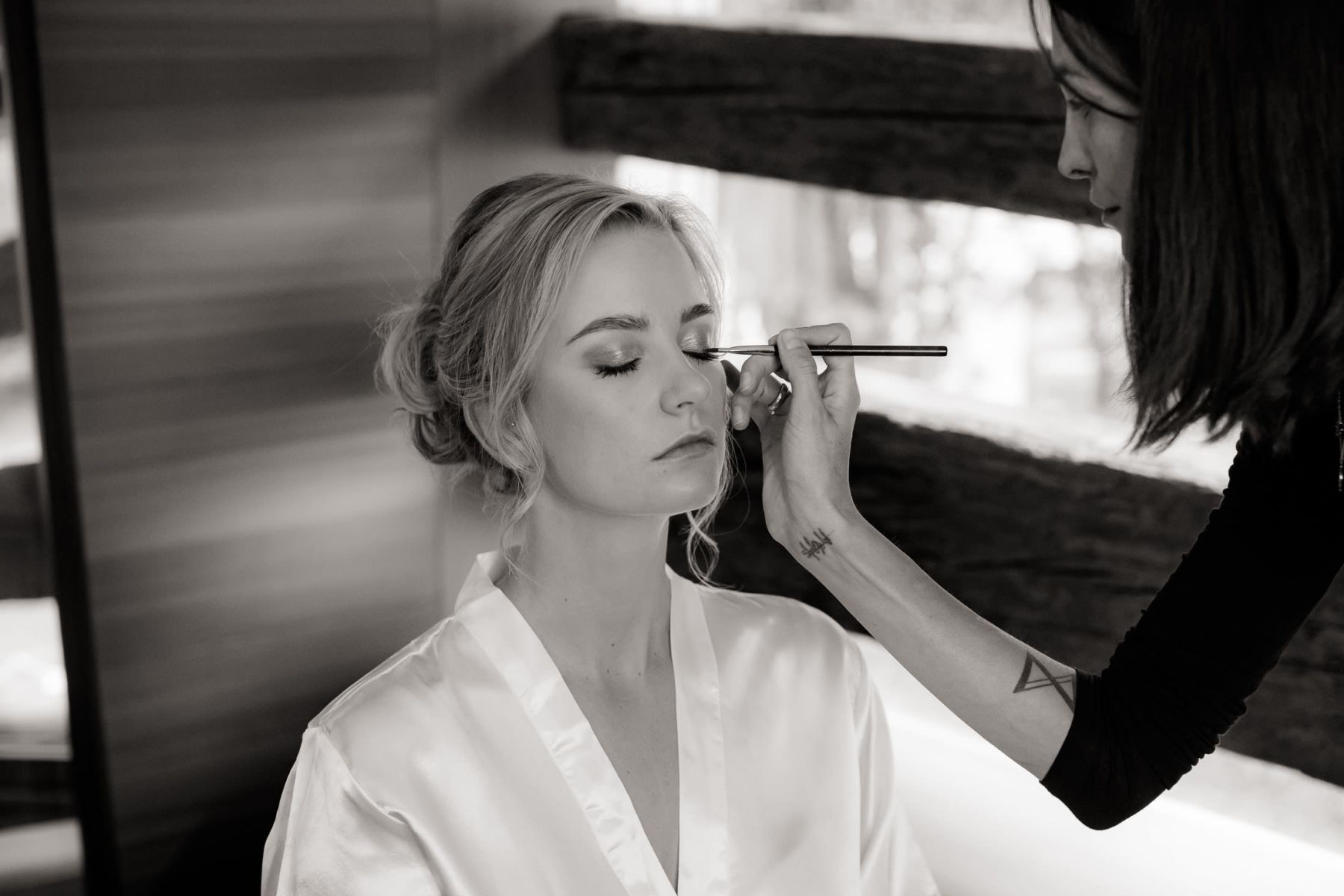 Liebe zum Detail: Brautstyling inmitten historischer Kulisse.