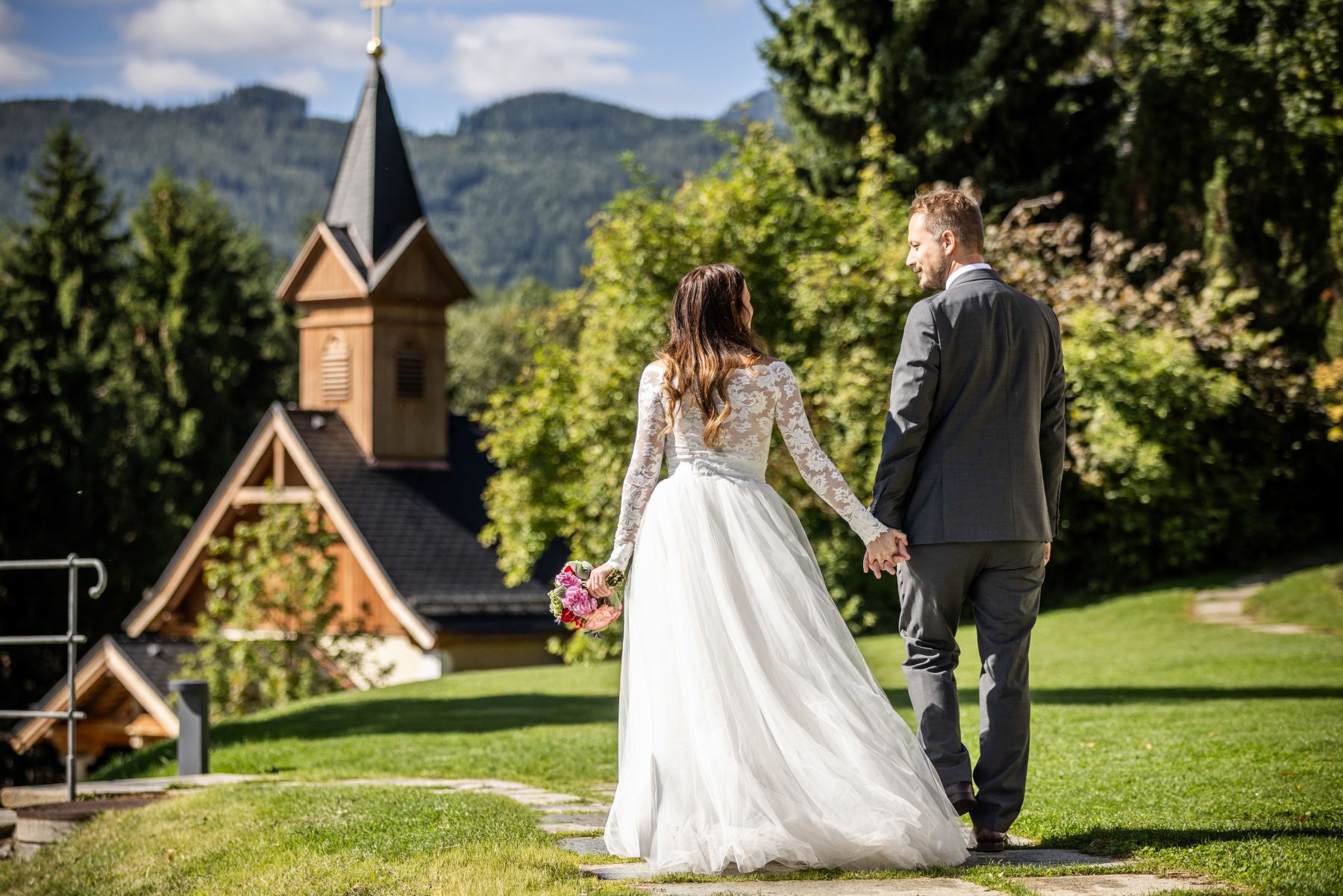 Pfad zur Hochzeitskapelle im Knappenhof in sommerlicher Natur.